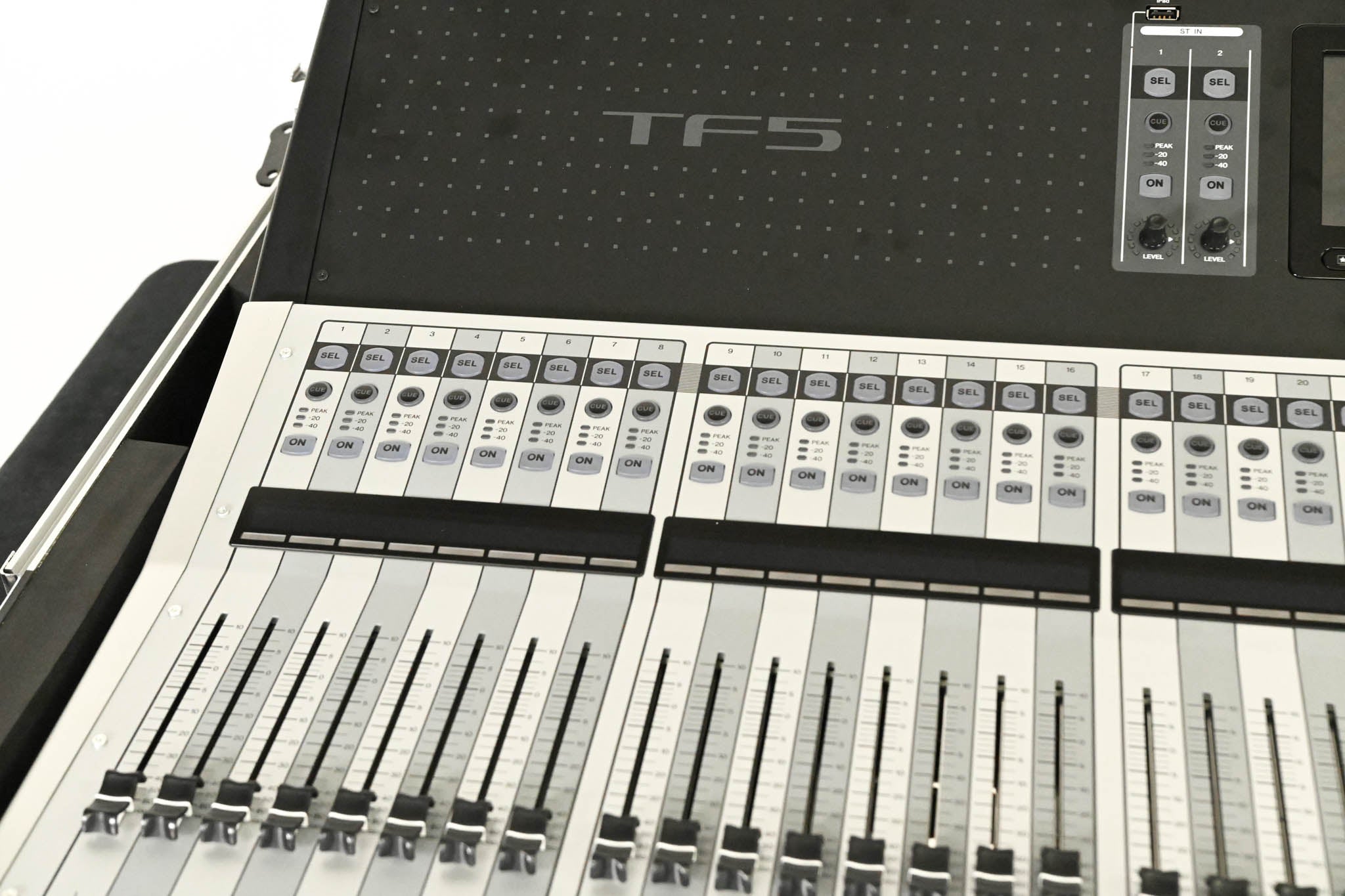 Yamaha TF5 32-Input Digital Mixing Console with Road Case