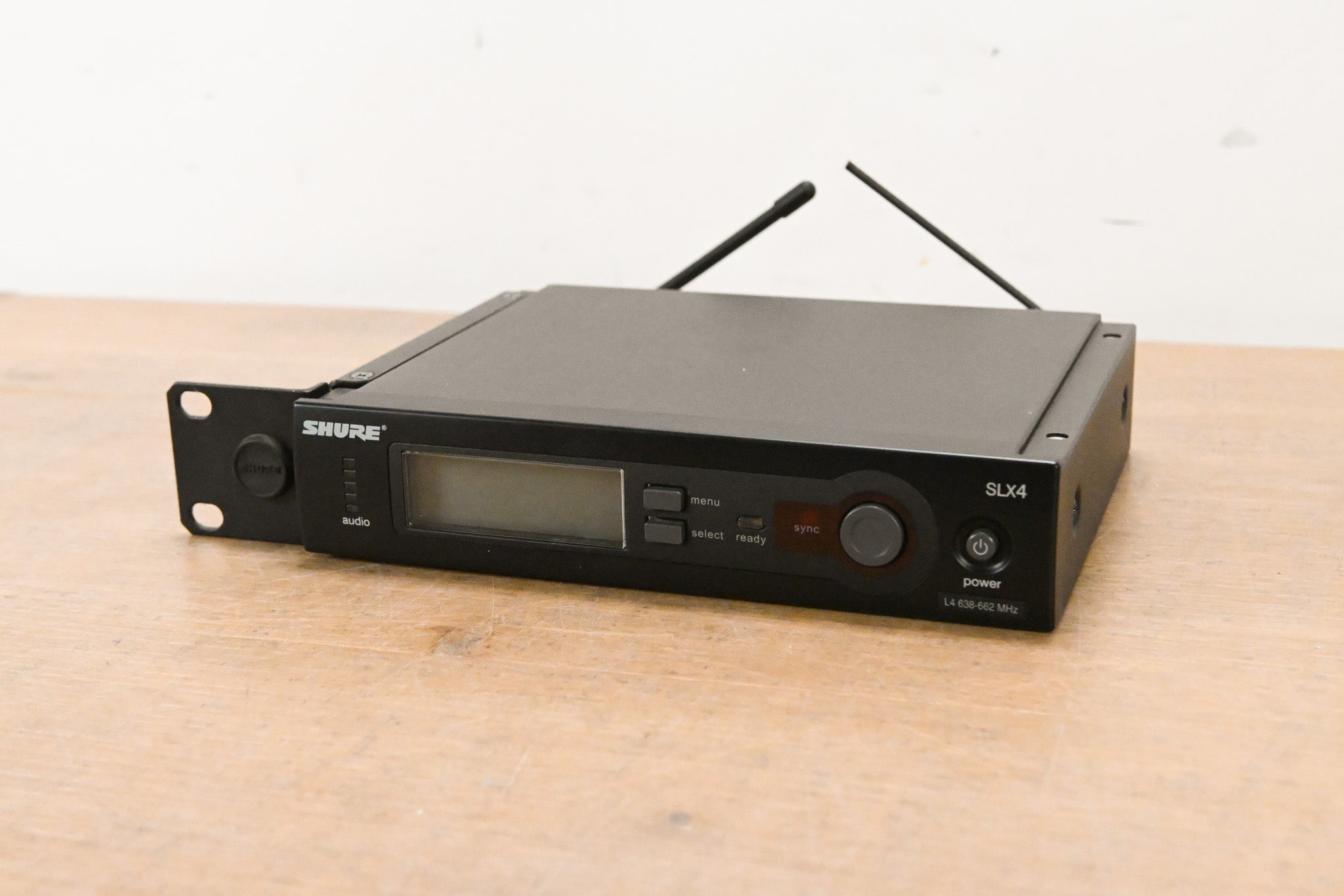 Shure SLX4 Wireless Receiver - L4 Band: 638-662 MHz (NO POWER SUPPLY)