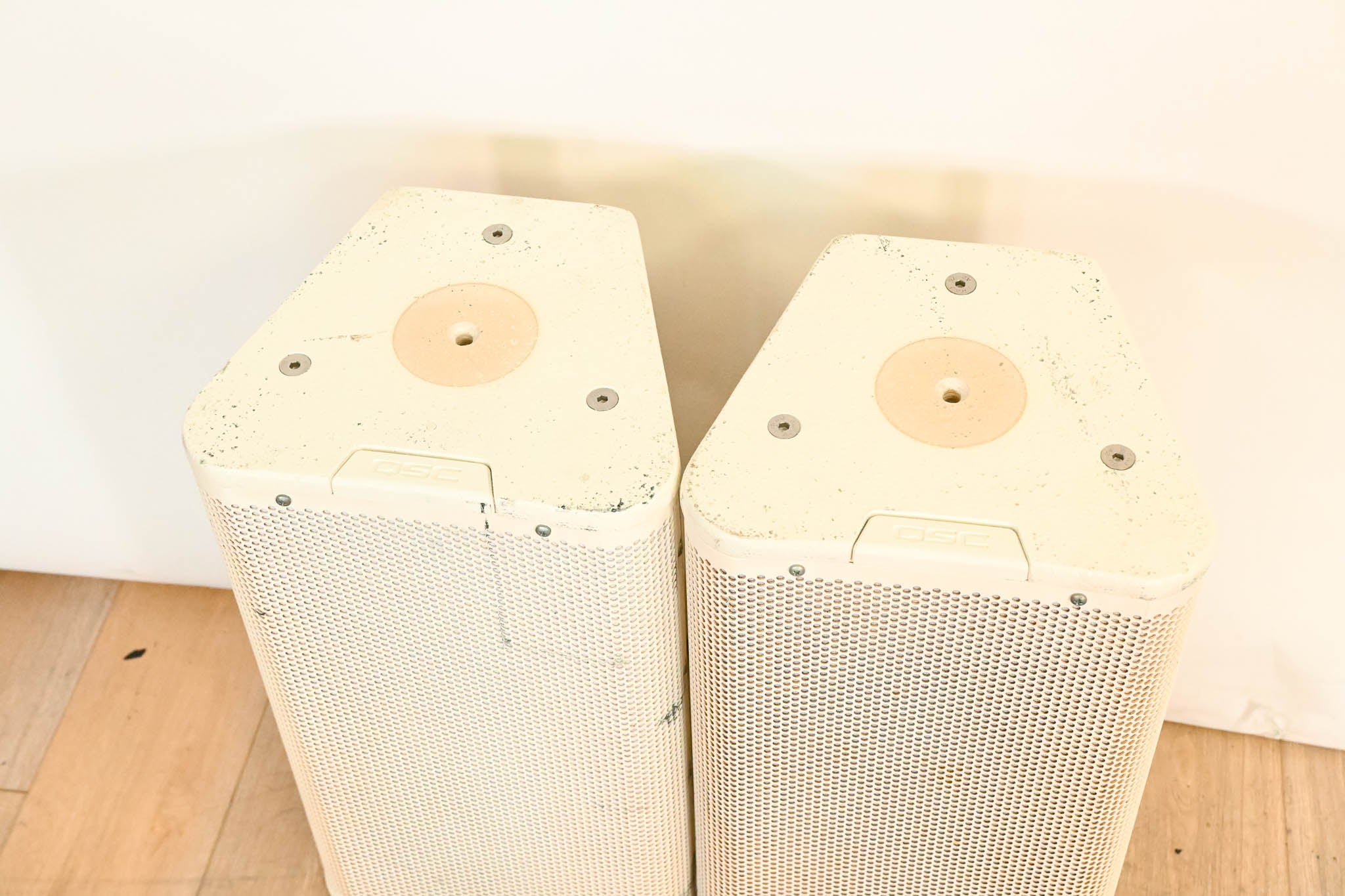 QSC AP-5102 2-Way Acoustic Performance Loudspeaker - White  (PAIR)
