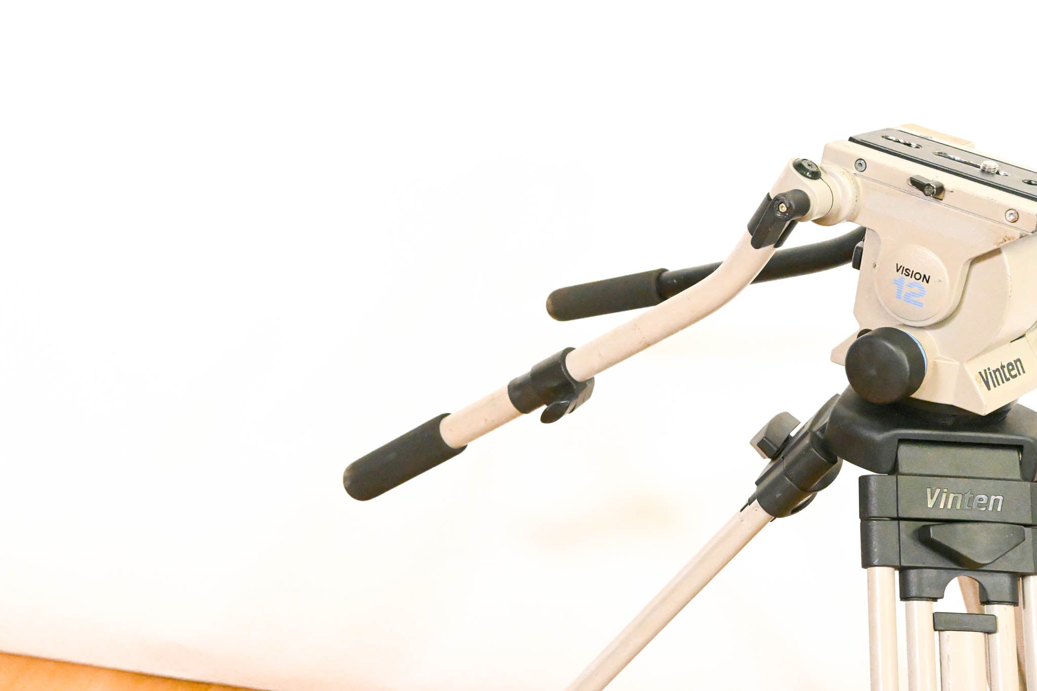 Vinten Vision 12 SD Fluid Head with Aluminum Tripod