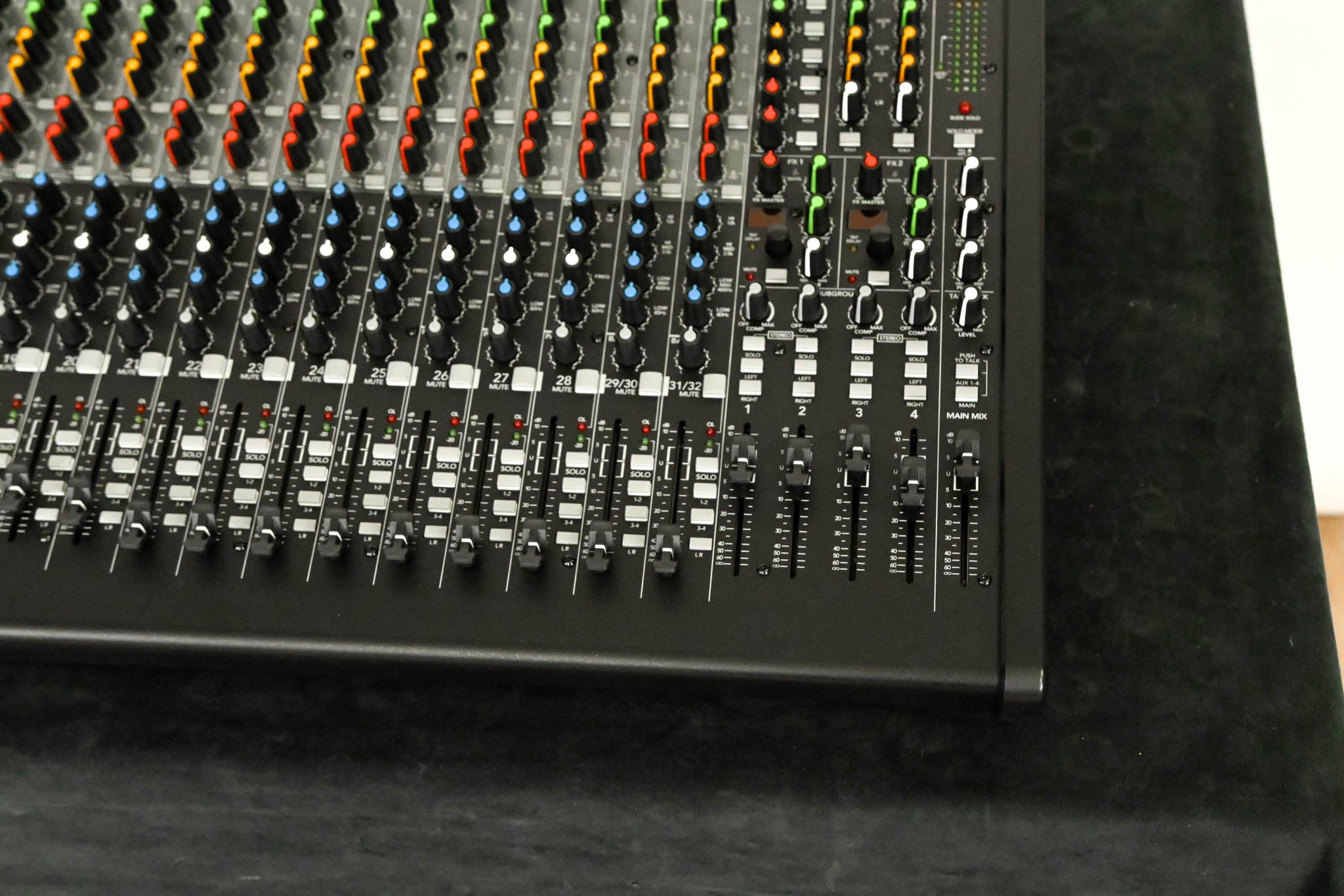 Mackie 3204VLZ4 32-Channel 4-Bus Effects Mixer with USB