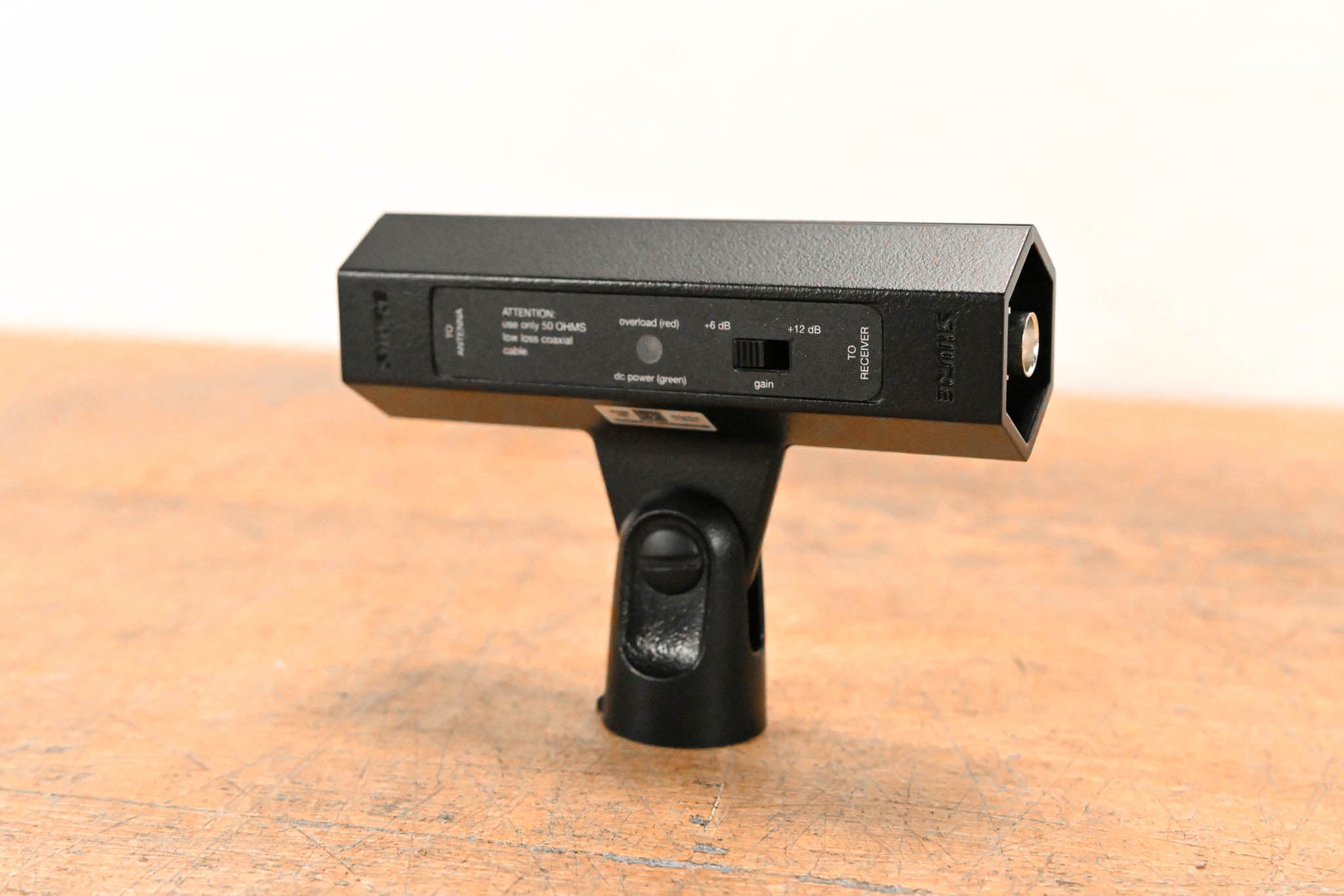 Shure UA834WB In-Line Antenna Amplifier with Stand