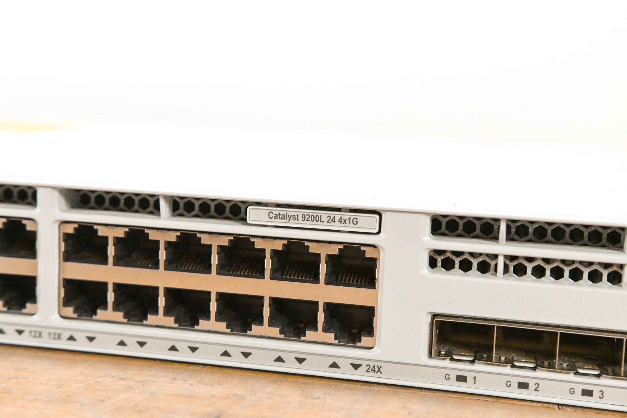 Cisco Catalyst C9200L-24T-4G-E V01 24-Port PoE+ Switch with 4x1G Uplinks