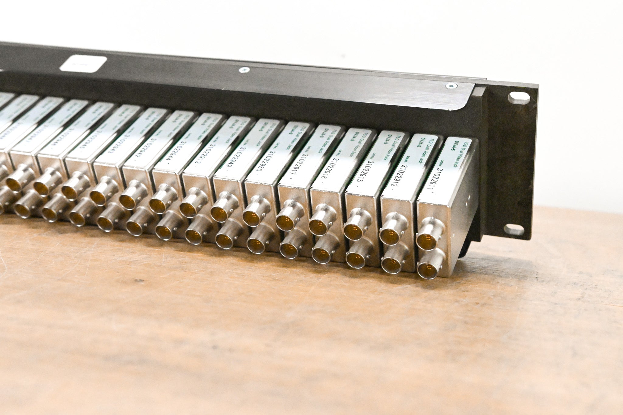 Canare 26DV-2U Digital Video Patchbay w/ DVJA-S 75Ω Modules