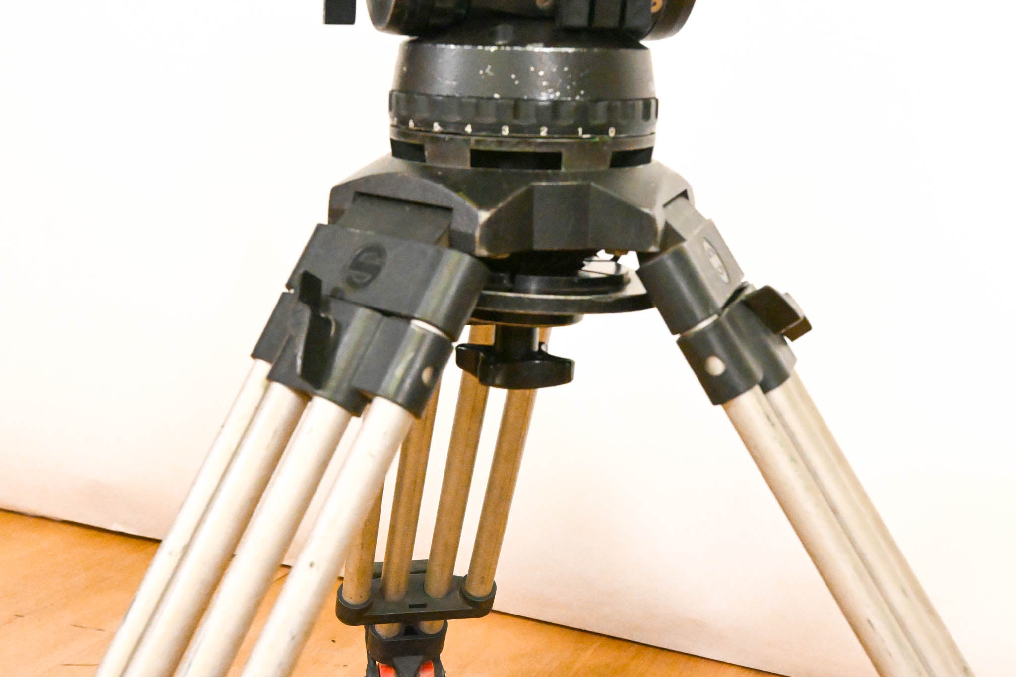 Sachtler 100mm Fluid Head w/ 5151 1-Stage Aluminum Tripod & Spreader
