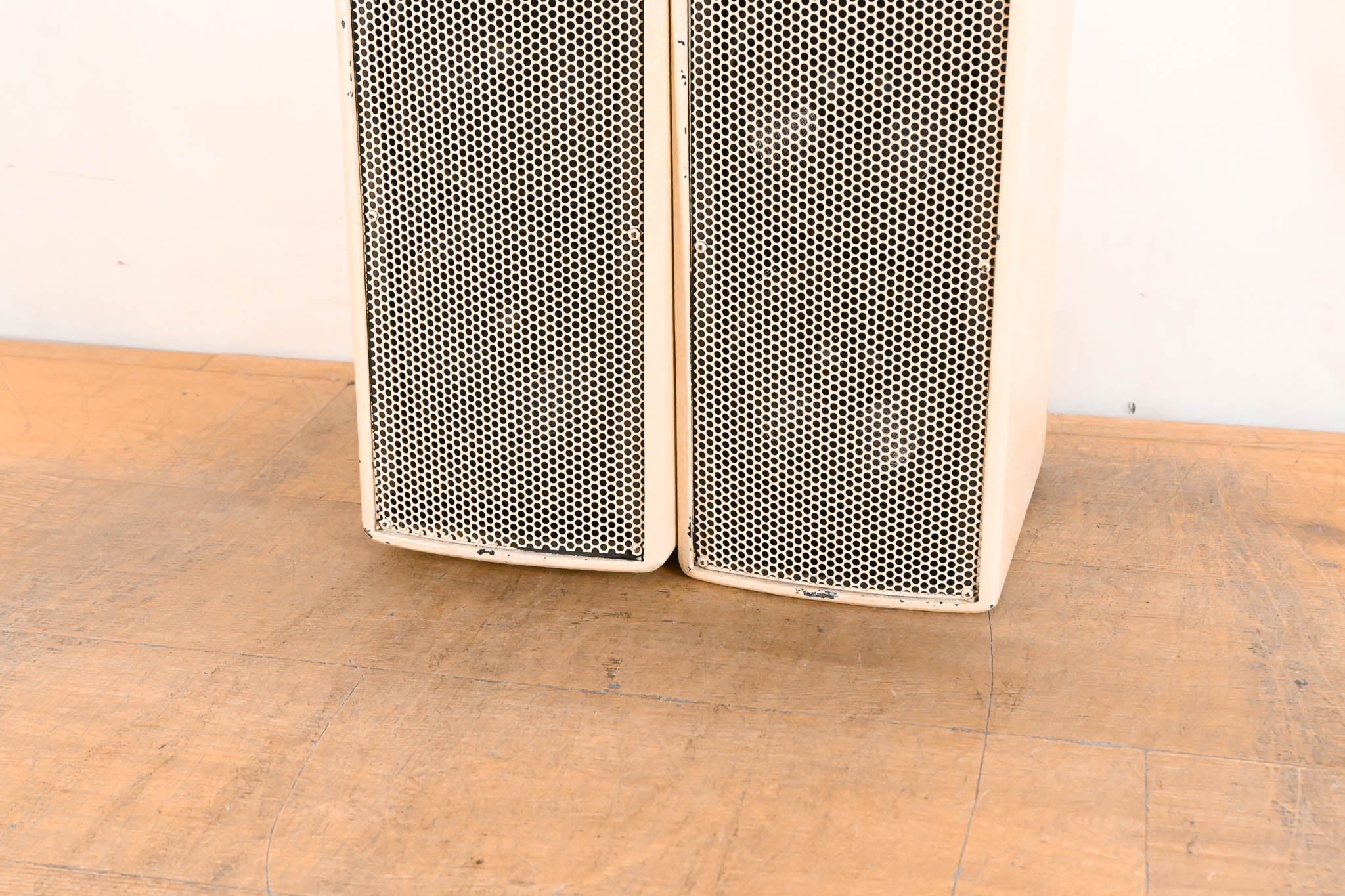 EAW UB52 Two-Way Full-Range Loudspeaker - White (PAIR)