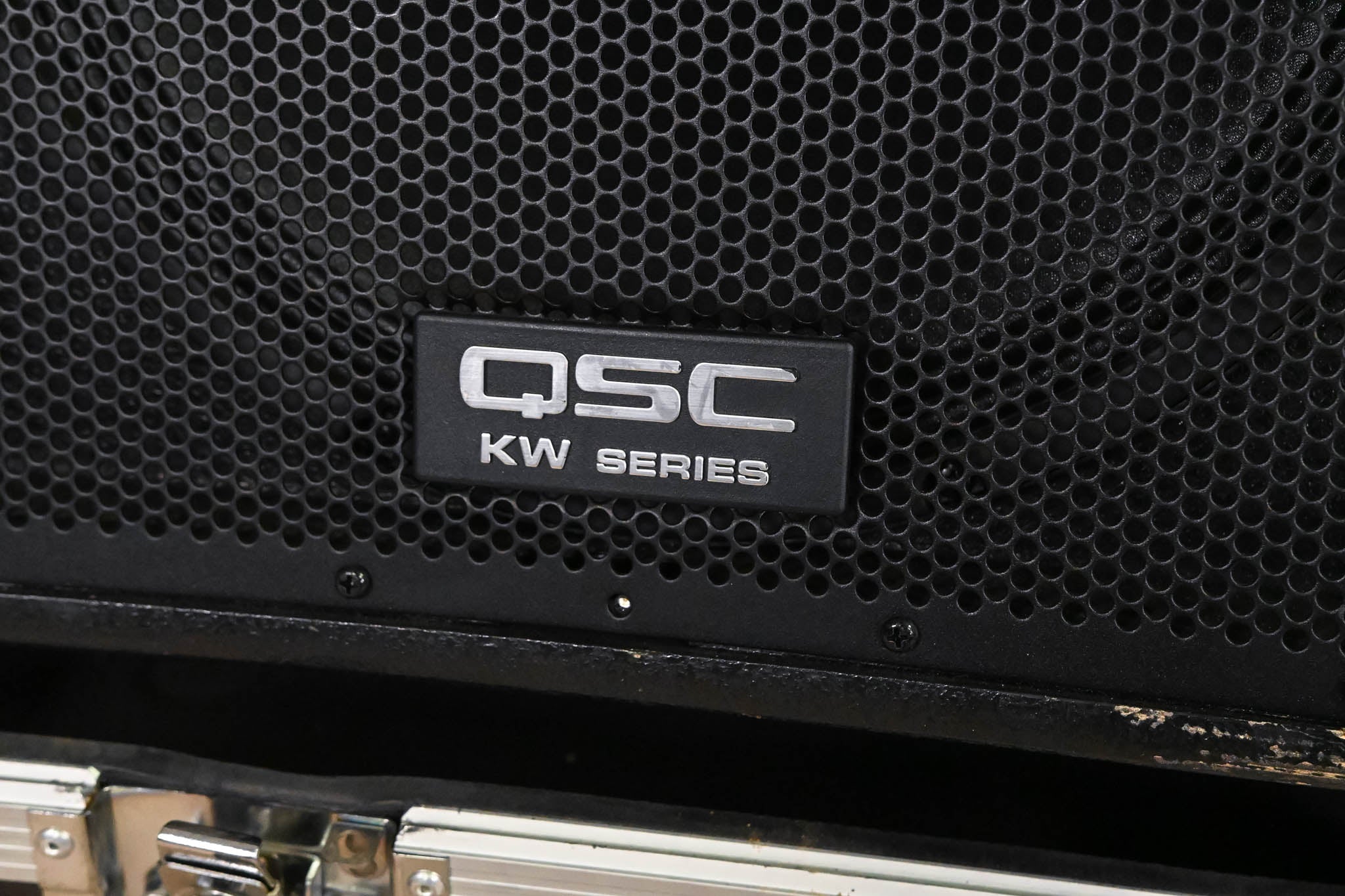 QSC KW152 Active 15" 2-Way Powered Speaker (PAIR) with Road Case