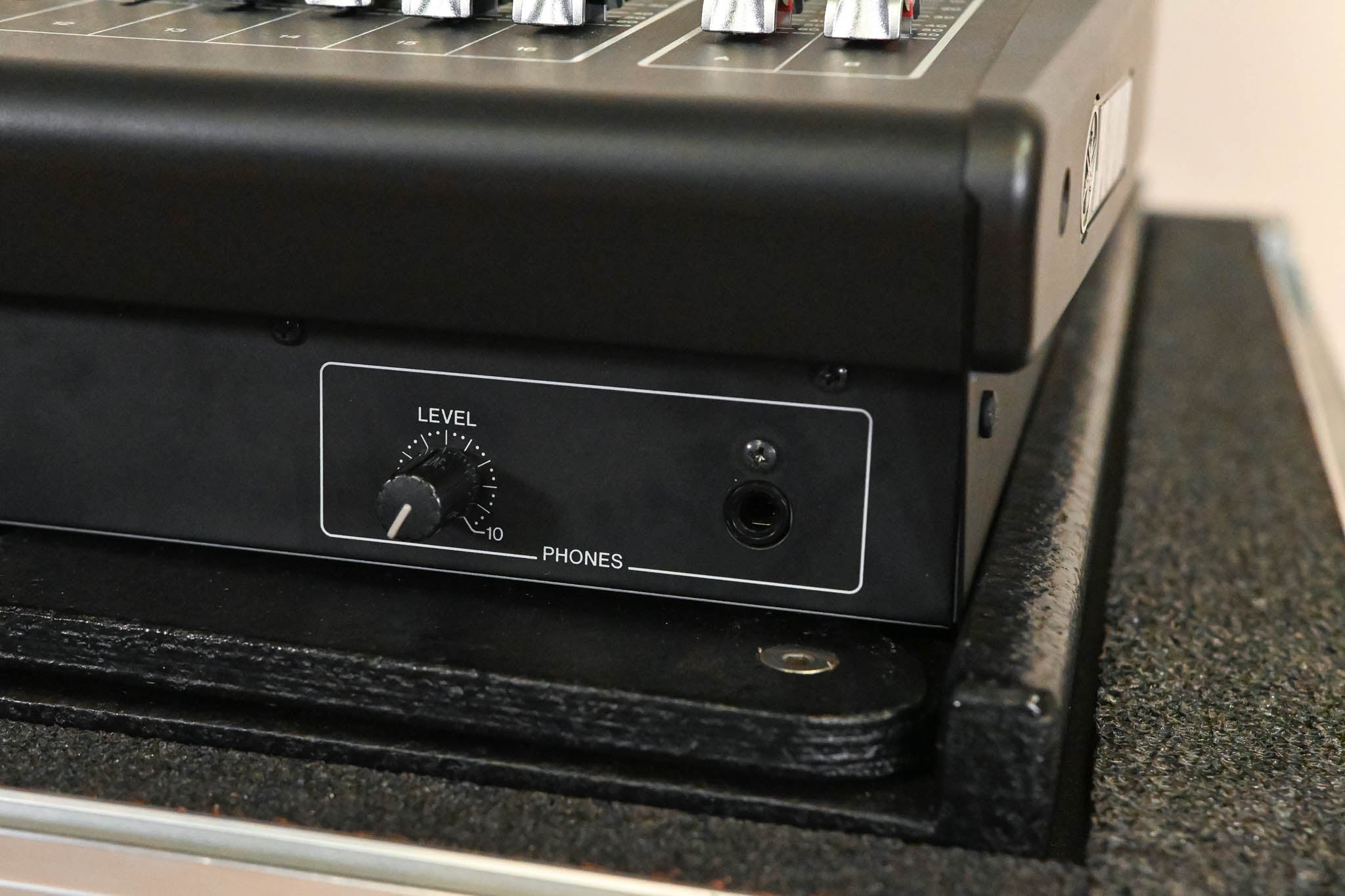 Yamaha QL1 16-Input / 8-Output Digital Mixing Console w/ Road Case