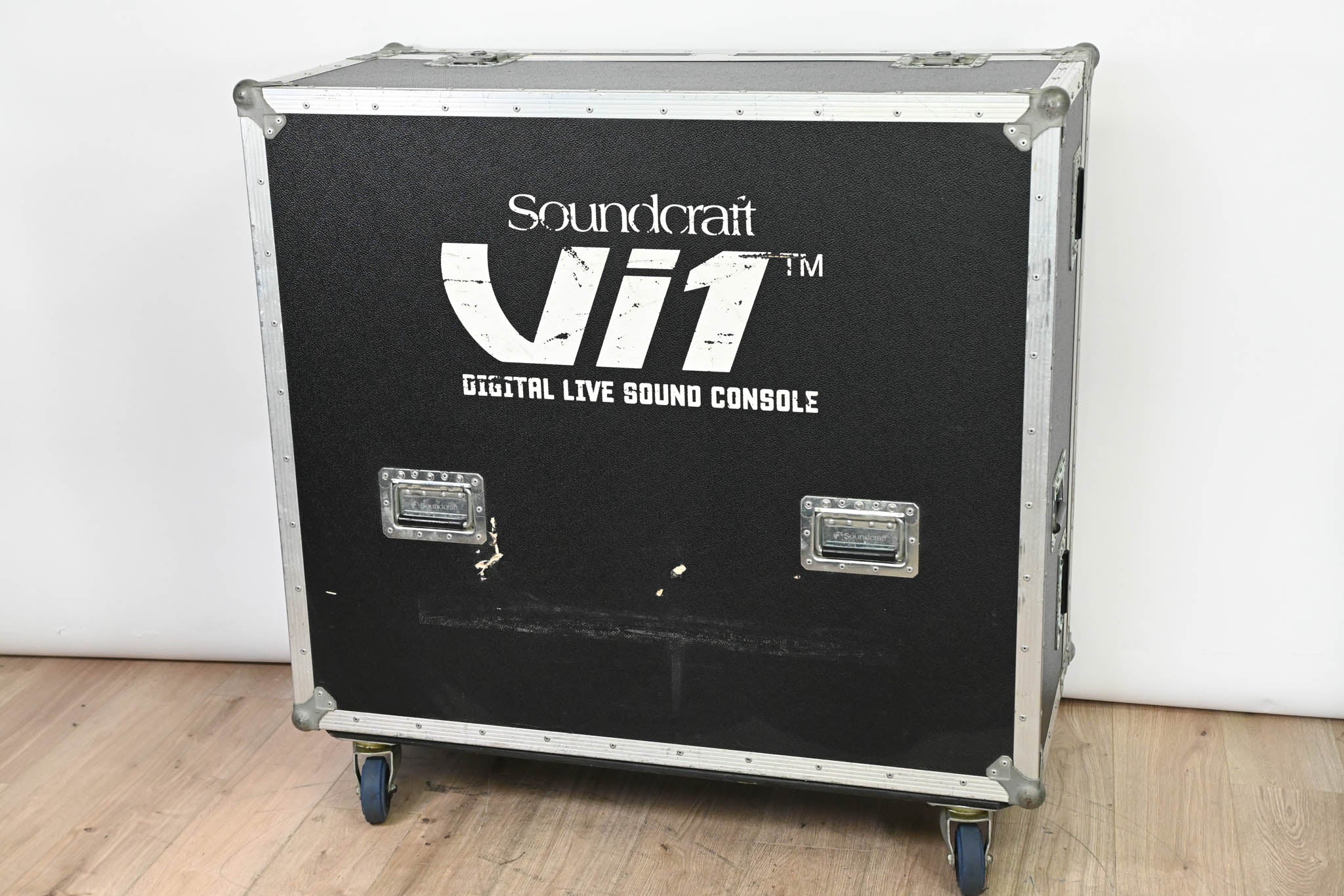 Soundcraft Vi1 32-Channel Digital Mixing Console with Road Case