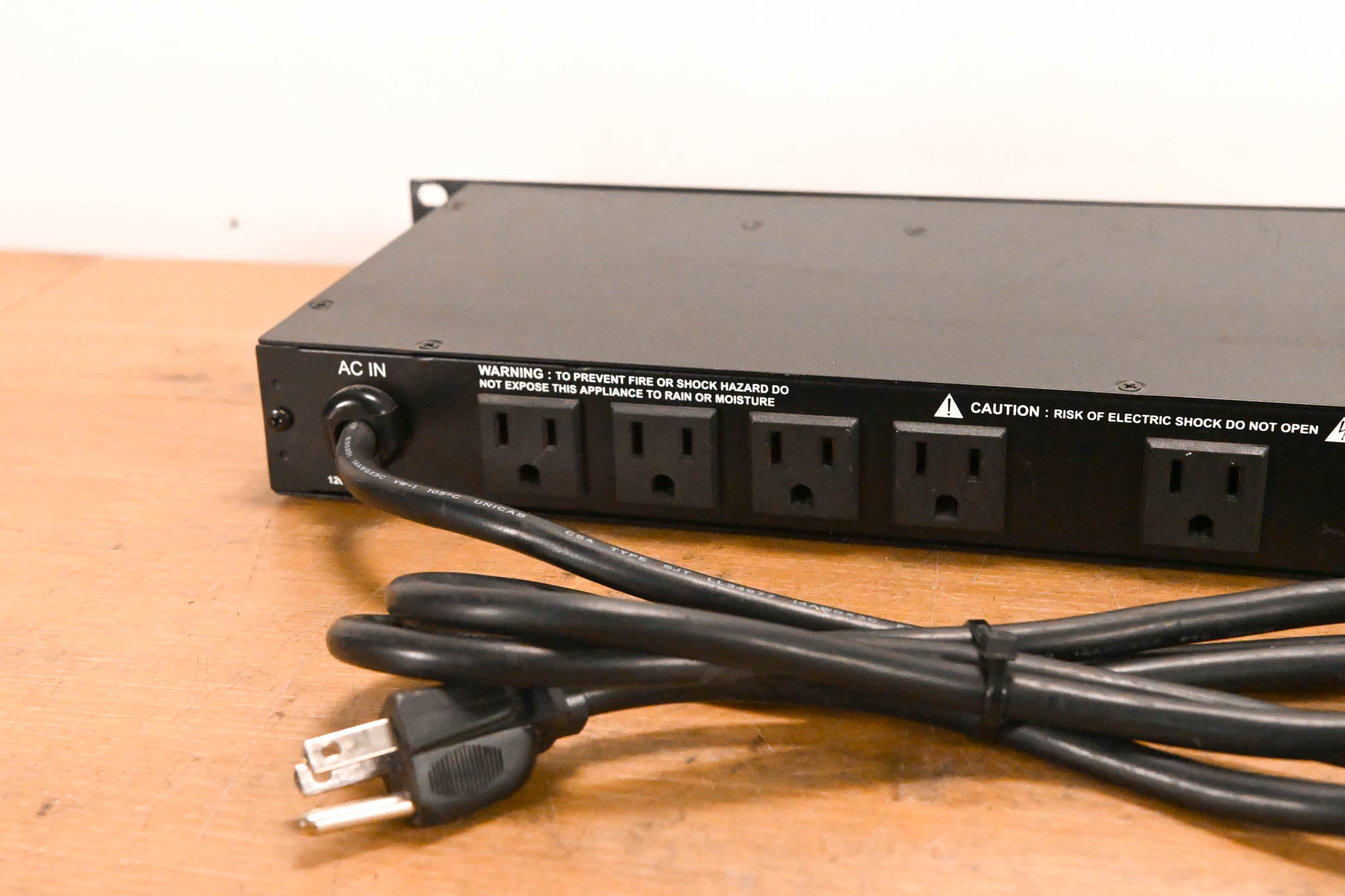 ART SP-4x4 Rackmount 8 Outlet Power Conditioner w/ Voltmeter & Lights