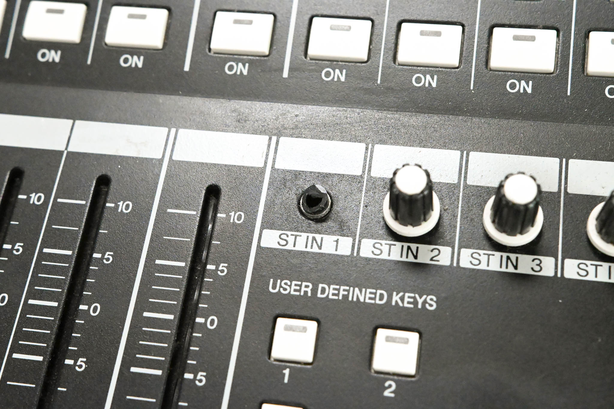 Yamaha LS9-32 32-Input Digital Mixing Console