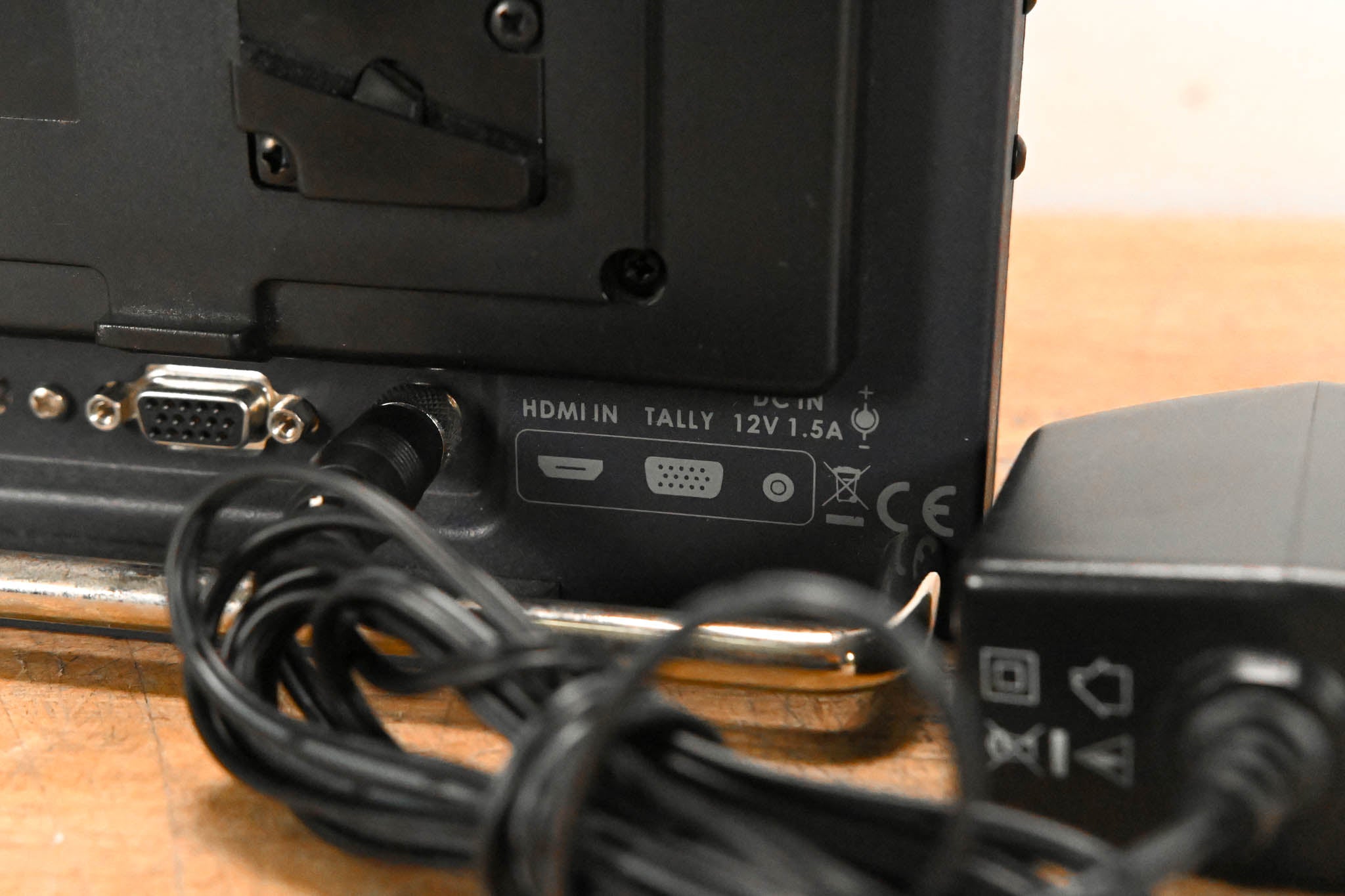 Datavideo TLM-700HD 7" HD/SD TFT LCD Monitor w/ V-Mount Battery Adapter