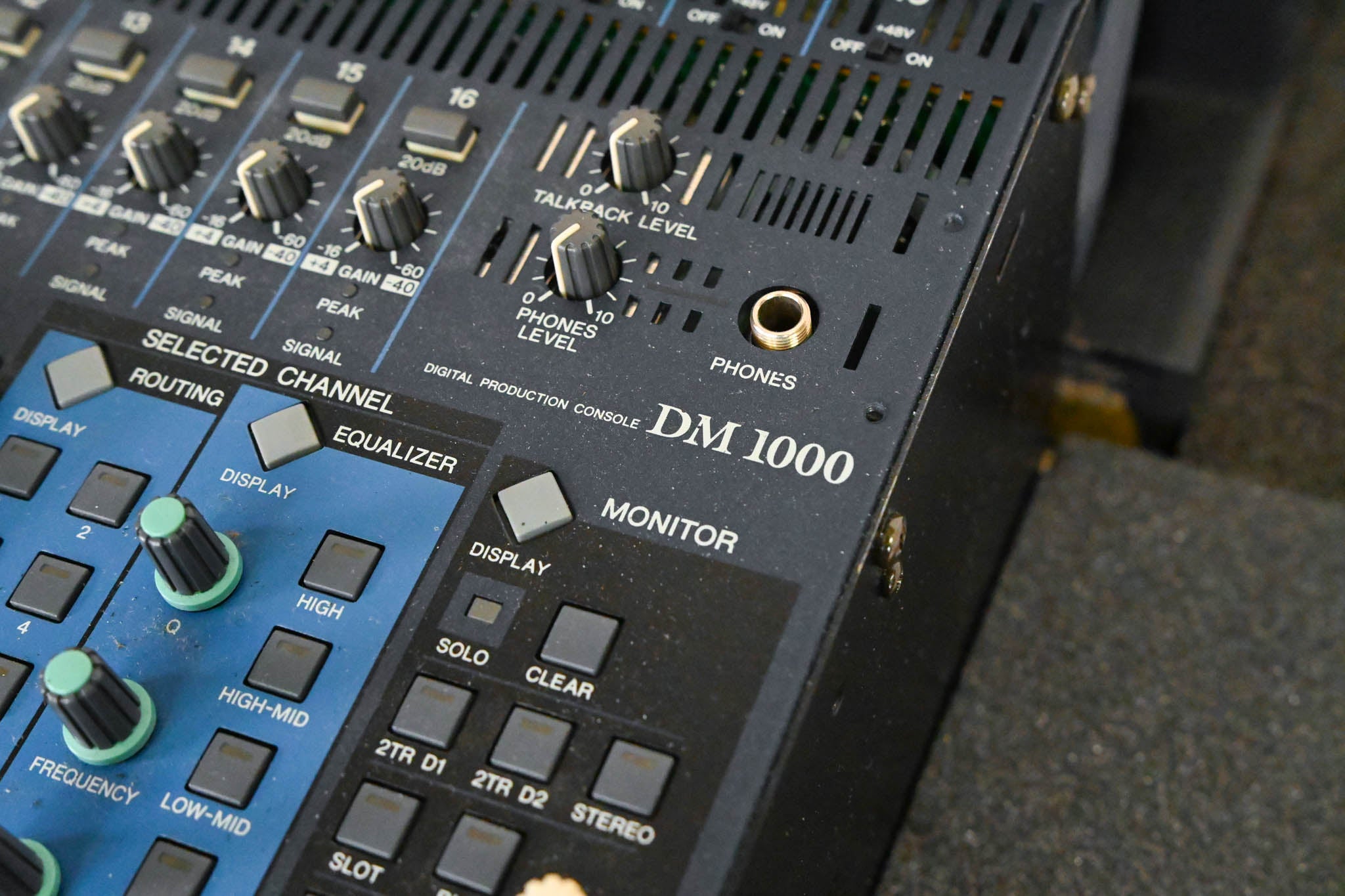 Yamaha DM1000 48-Channel Digital Audio Mixing Console w/ Road Case