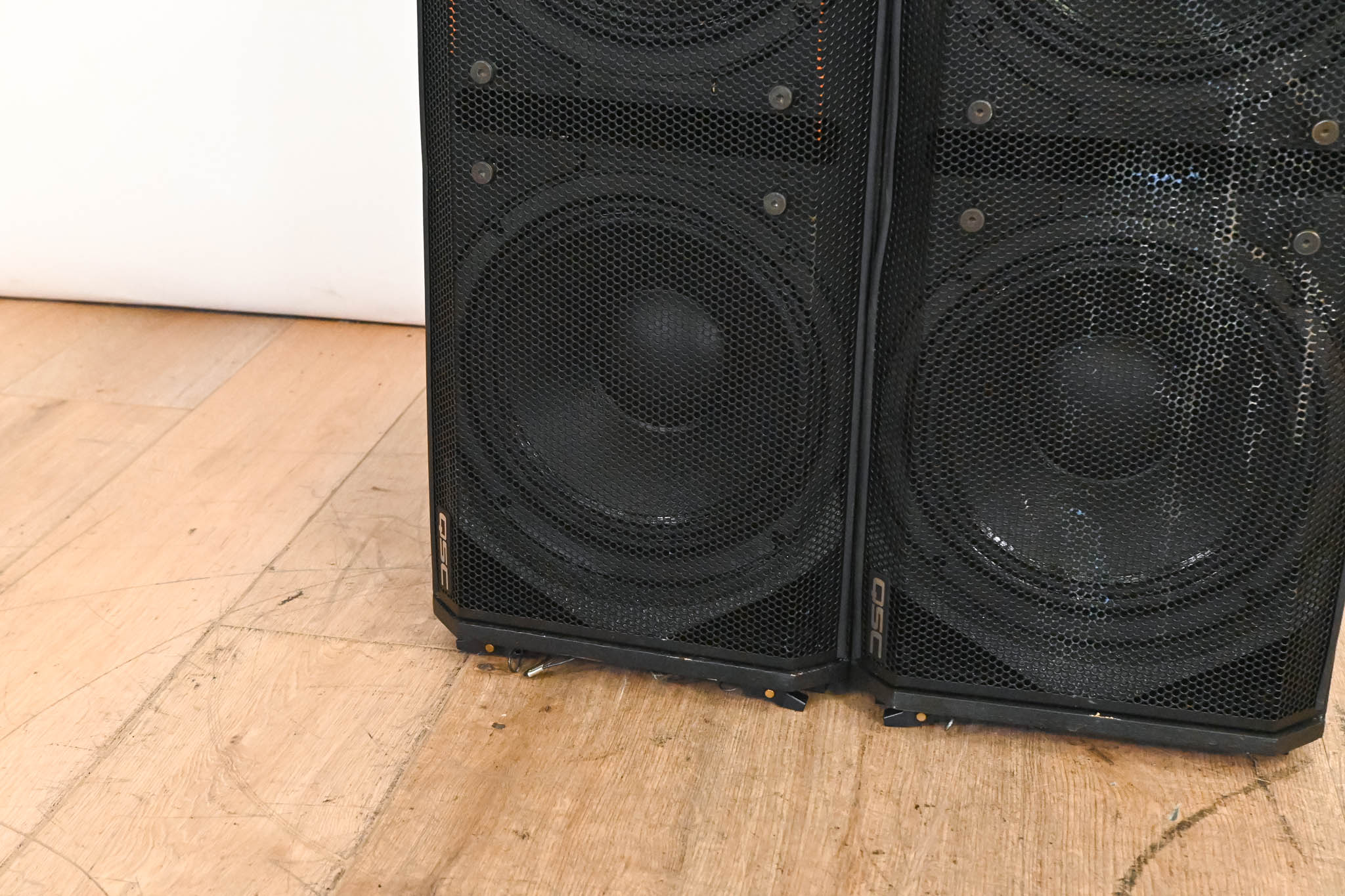 QSC WideLine-10 Dual 10-Inch Wide Line Array Speaker (PAIR)