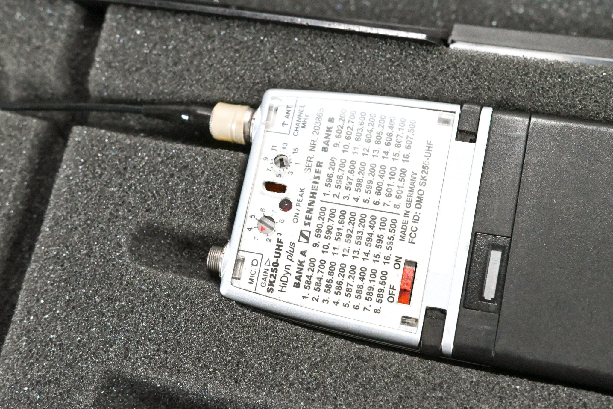 Sennheiser EM 3032-U Mikroport Receiver w/ SK250 Bodypacks 584-608 MHz