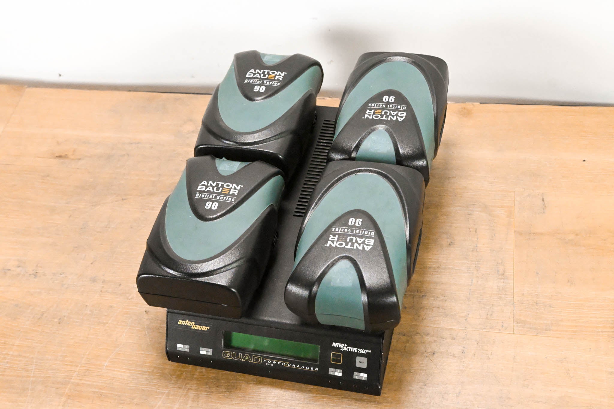 Anton Bauer Q-2702 Interactive 2000 QUAD PowerCharger w/ 4x Batteries