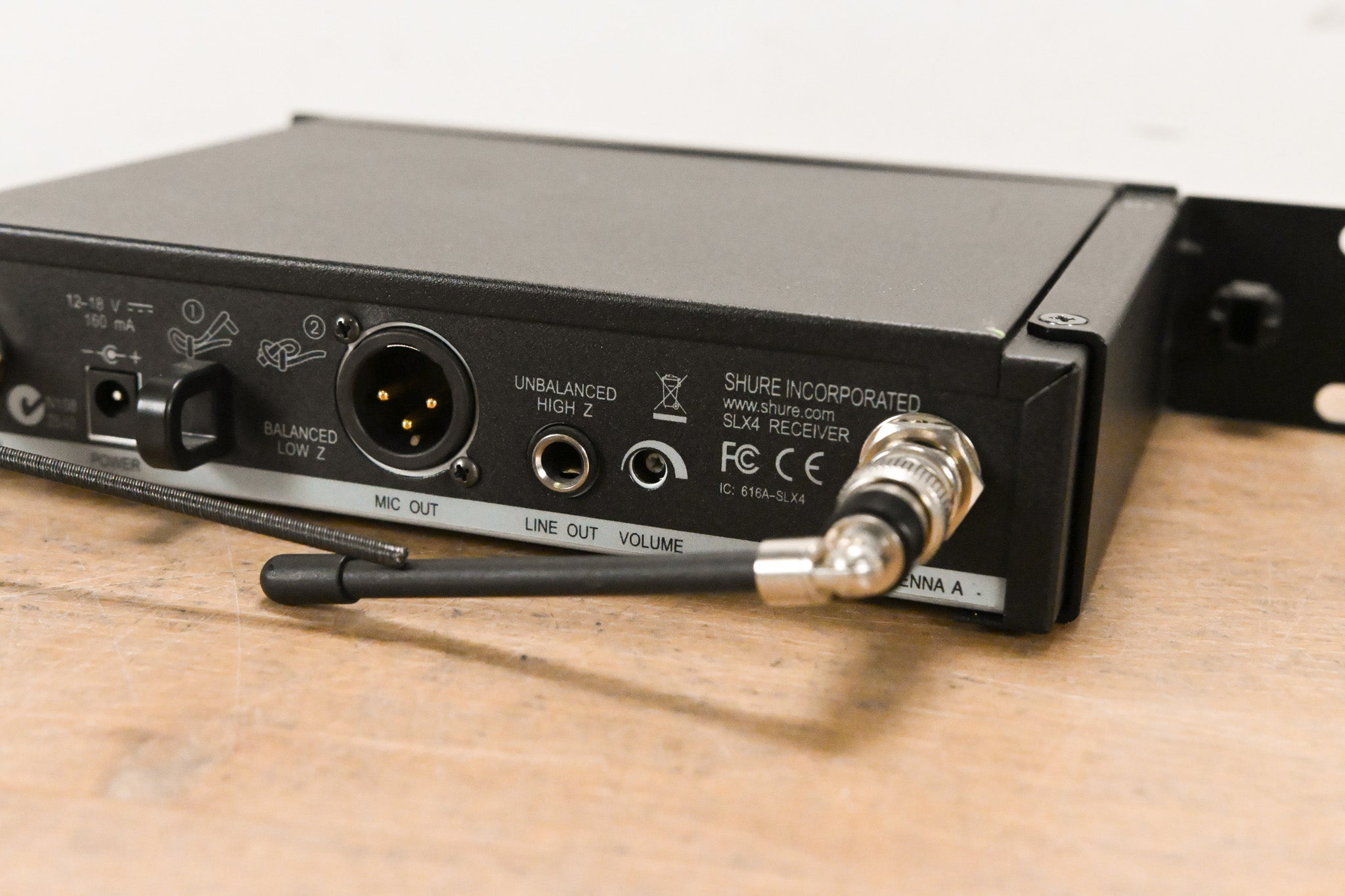 Shure SLX4 Wireless Receiver - L4 Band: 638-662 MHz (NO POWER SUPPLY)