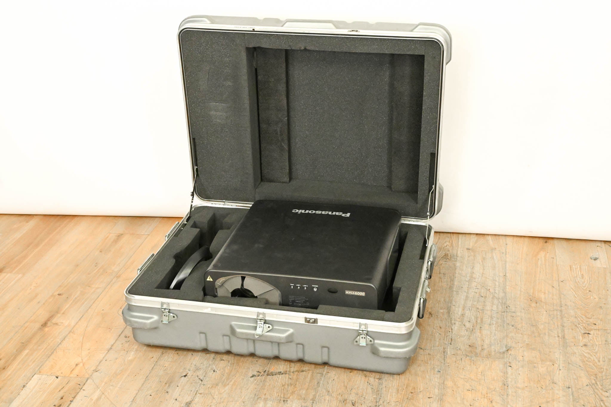 Panasonic PT-DW7000U-K 6000-Lumen DLP Projector with Case