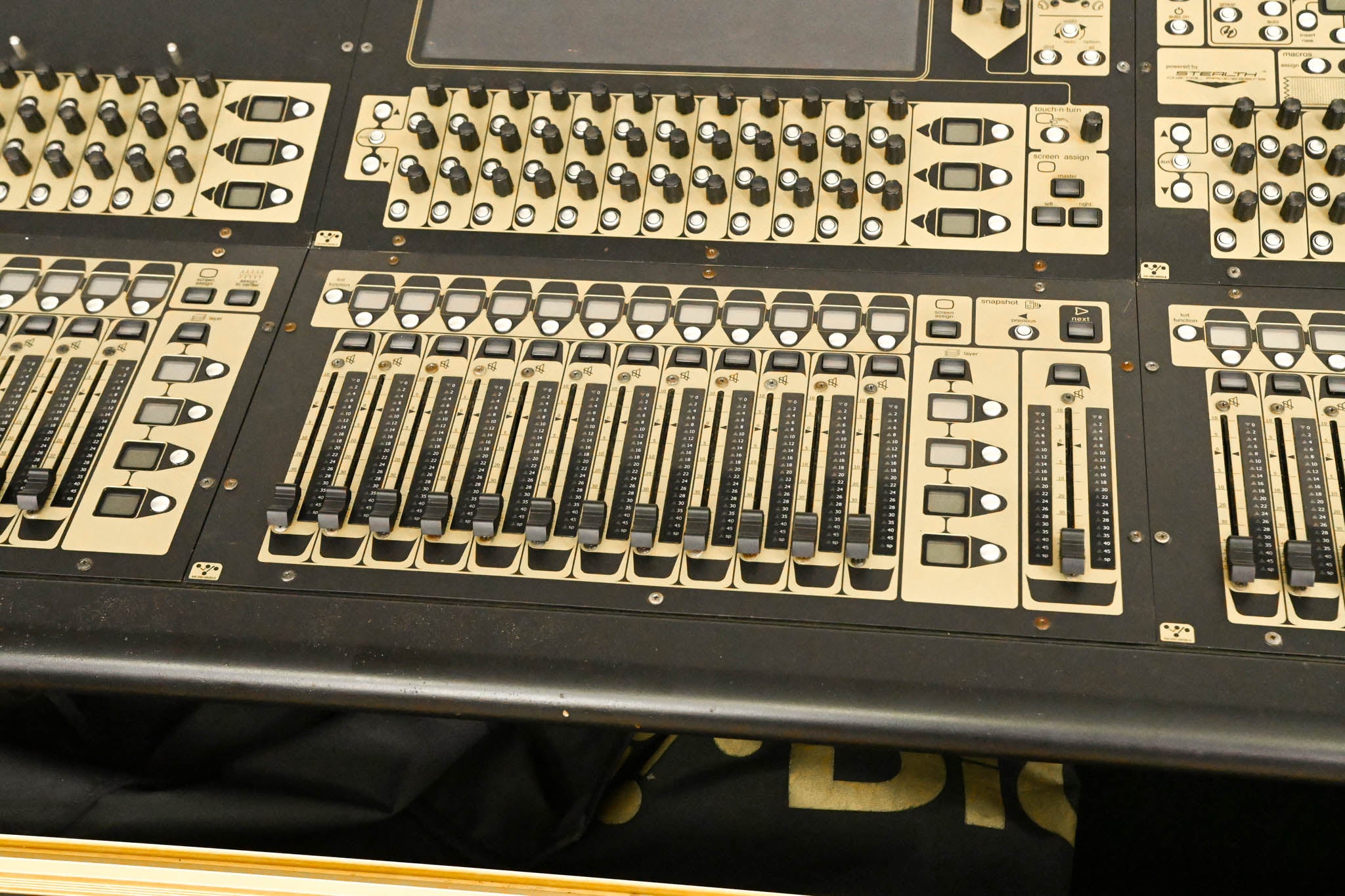 DiGiCo SD8  120-Channel Digital Mixing Console with Road Case