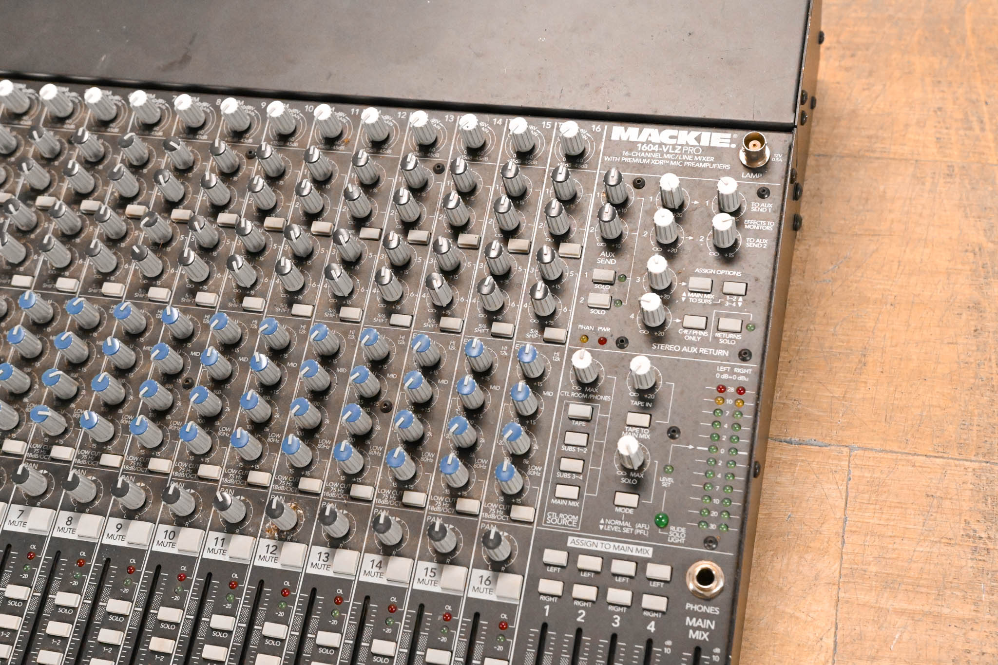 Mackie 1604-VLZ Pro 16-Channel Analog Mic/Line Mixer