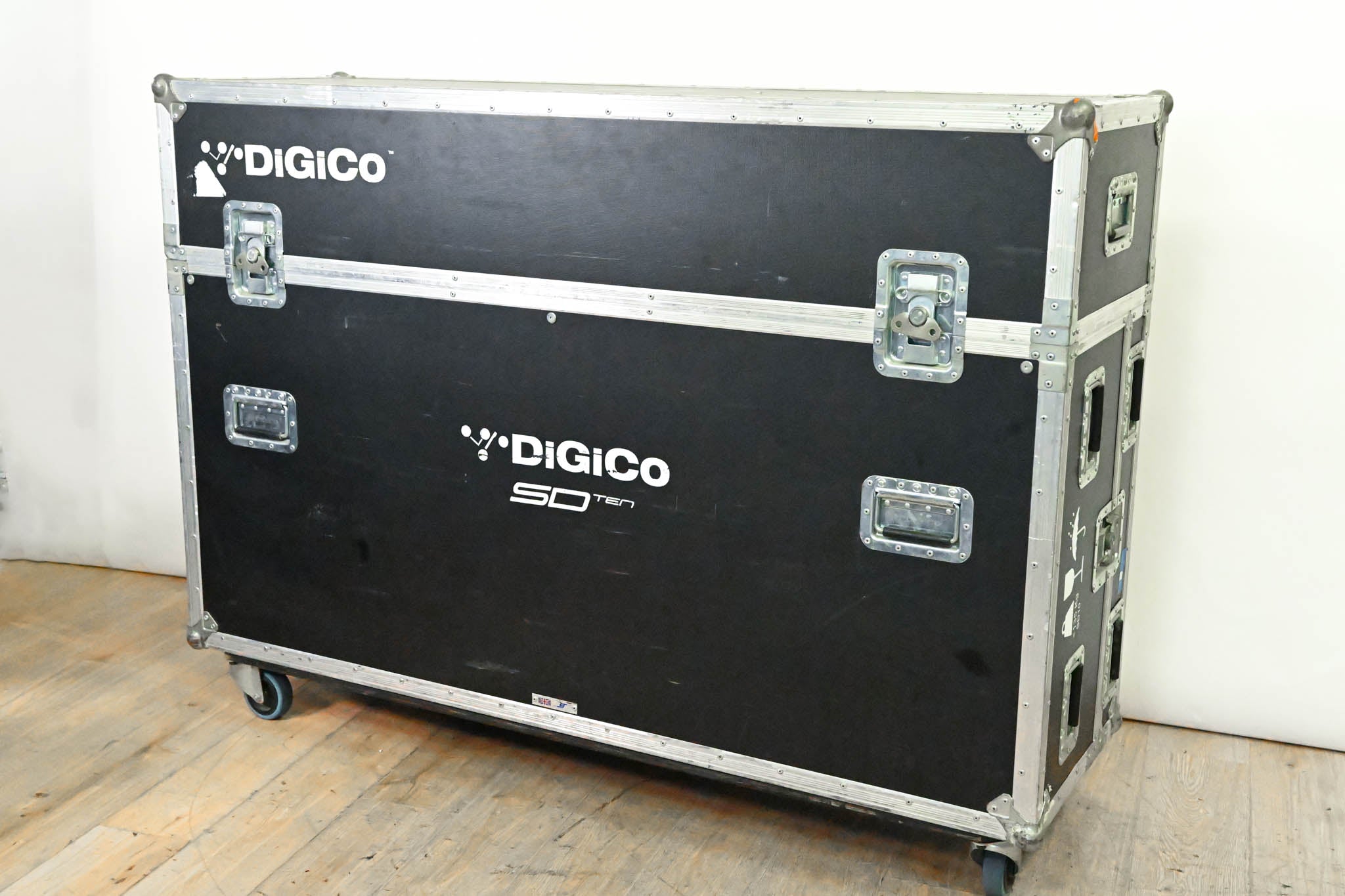 DiGiCo SD10 Digital Mixing Console w/ Waves Card, ST Optical & Road Case