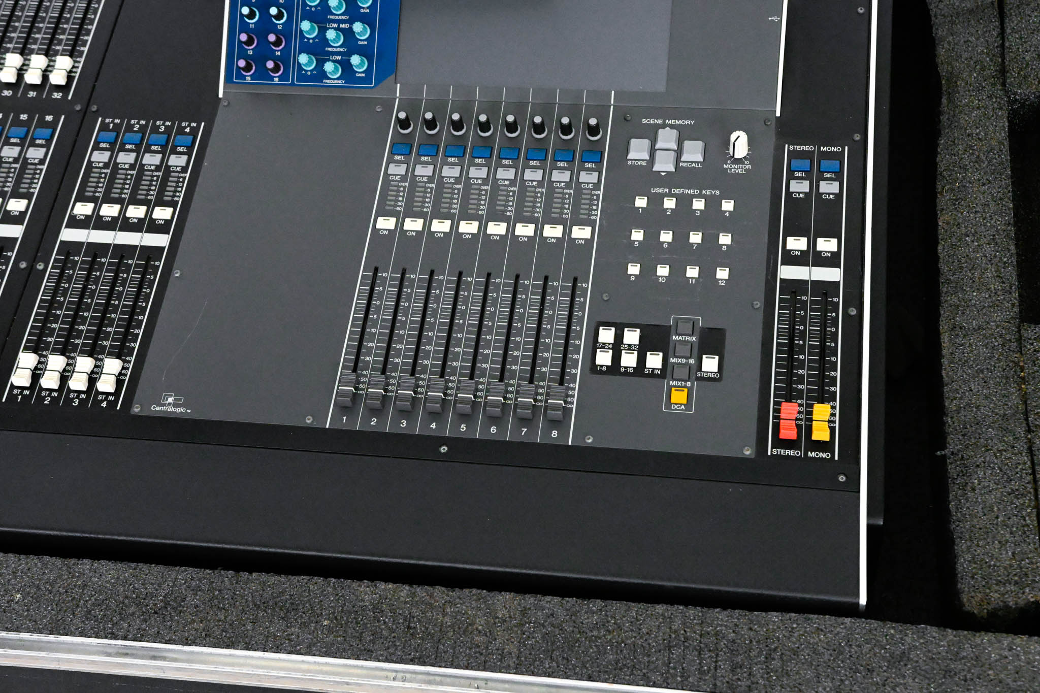 Yamaha M7CL-32 32-Channel Digital Audio Mixer with Road Case CG01XSN