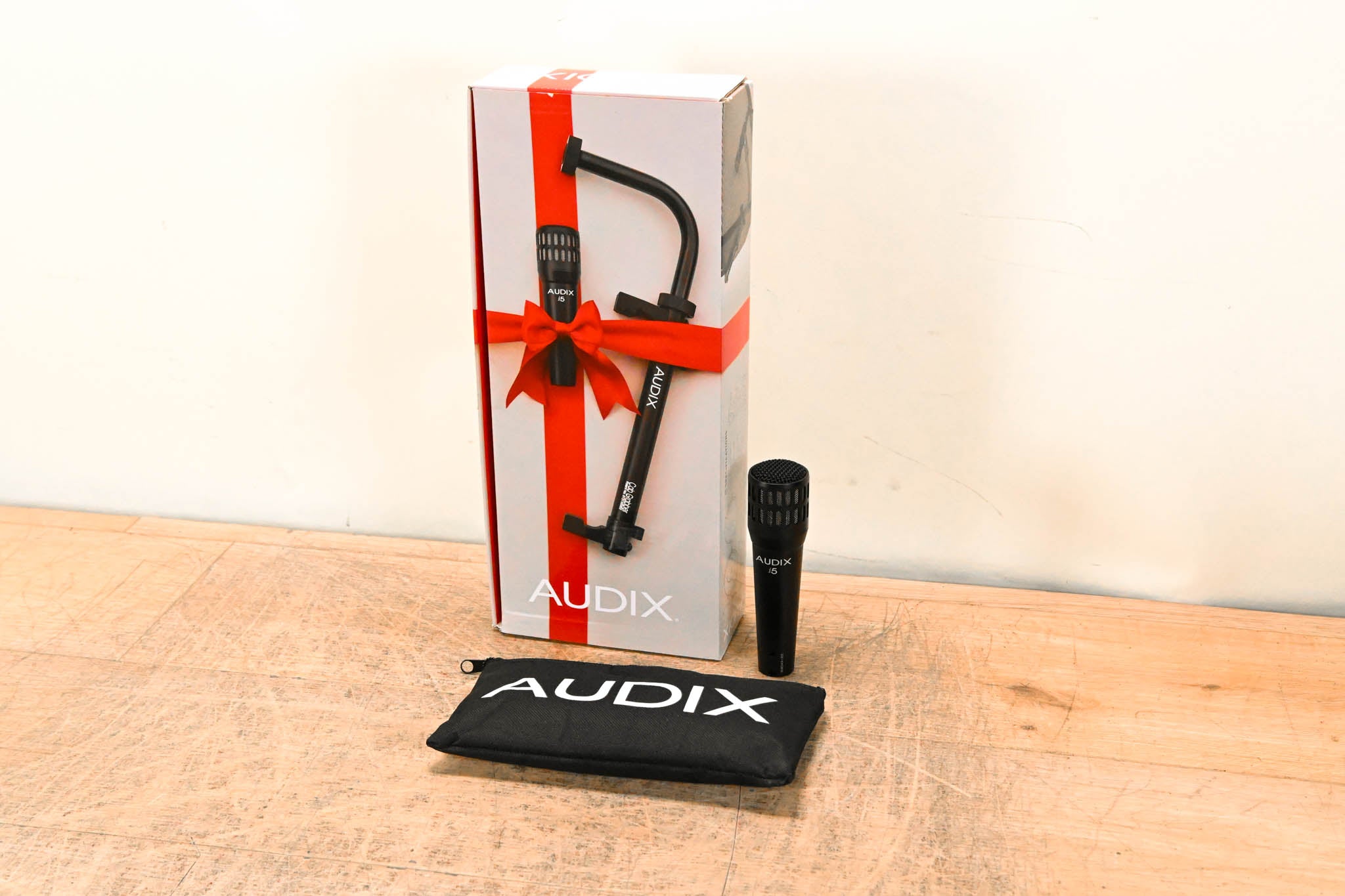 Audix i5 Cardioid Dynamic Instrument Microphone w/ CabGrabber Mic Clamp
