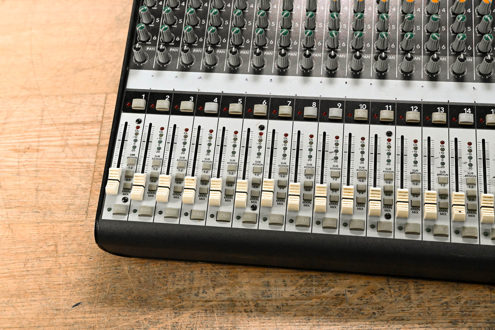 Mackie Onyx 1640 16-Channel 4-Bus Analog Mixer