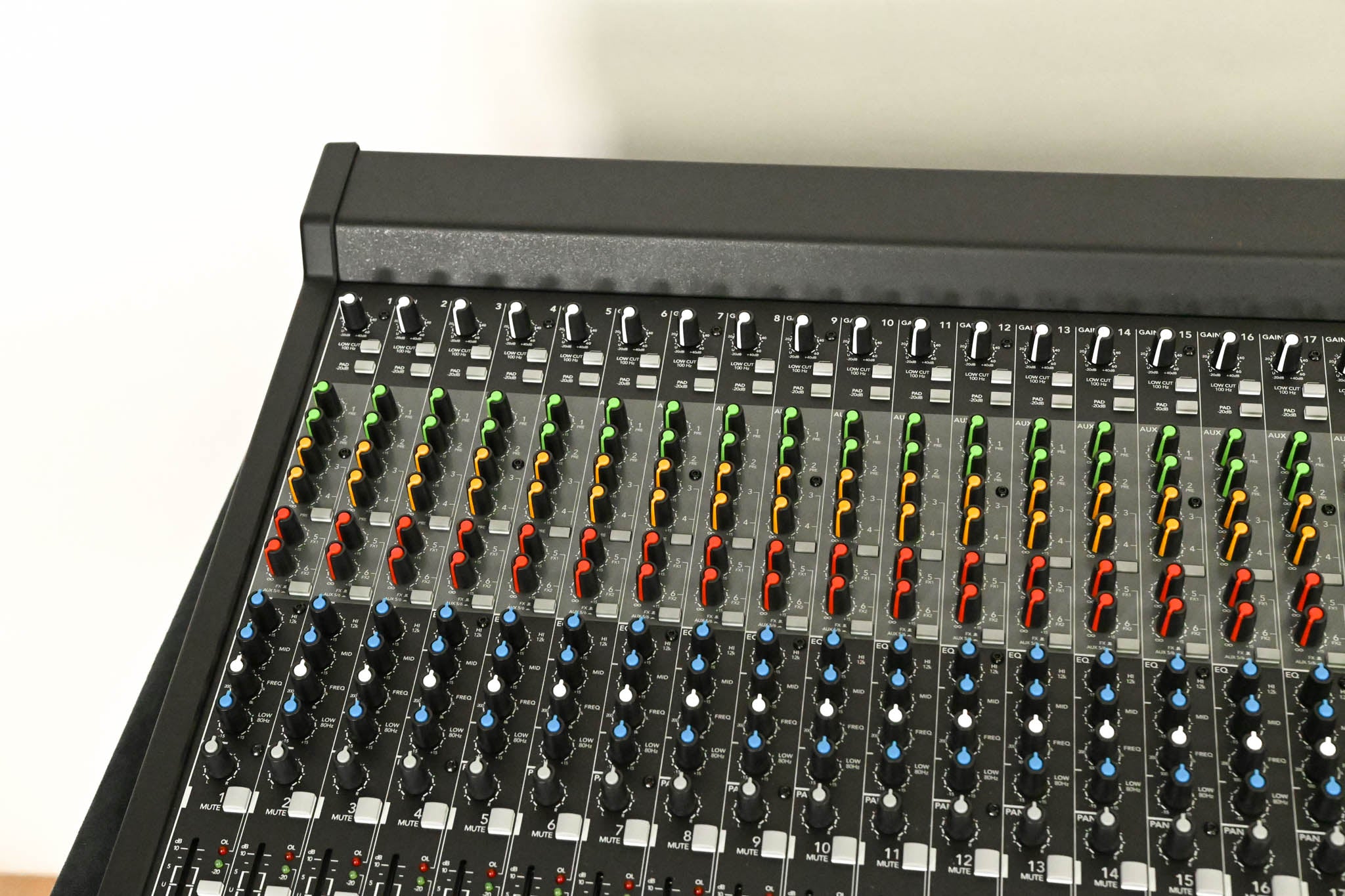 Mackie 3204VLZ4 32-Channel 4-Bus Effects Mixer with USB