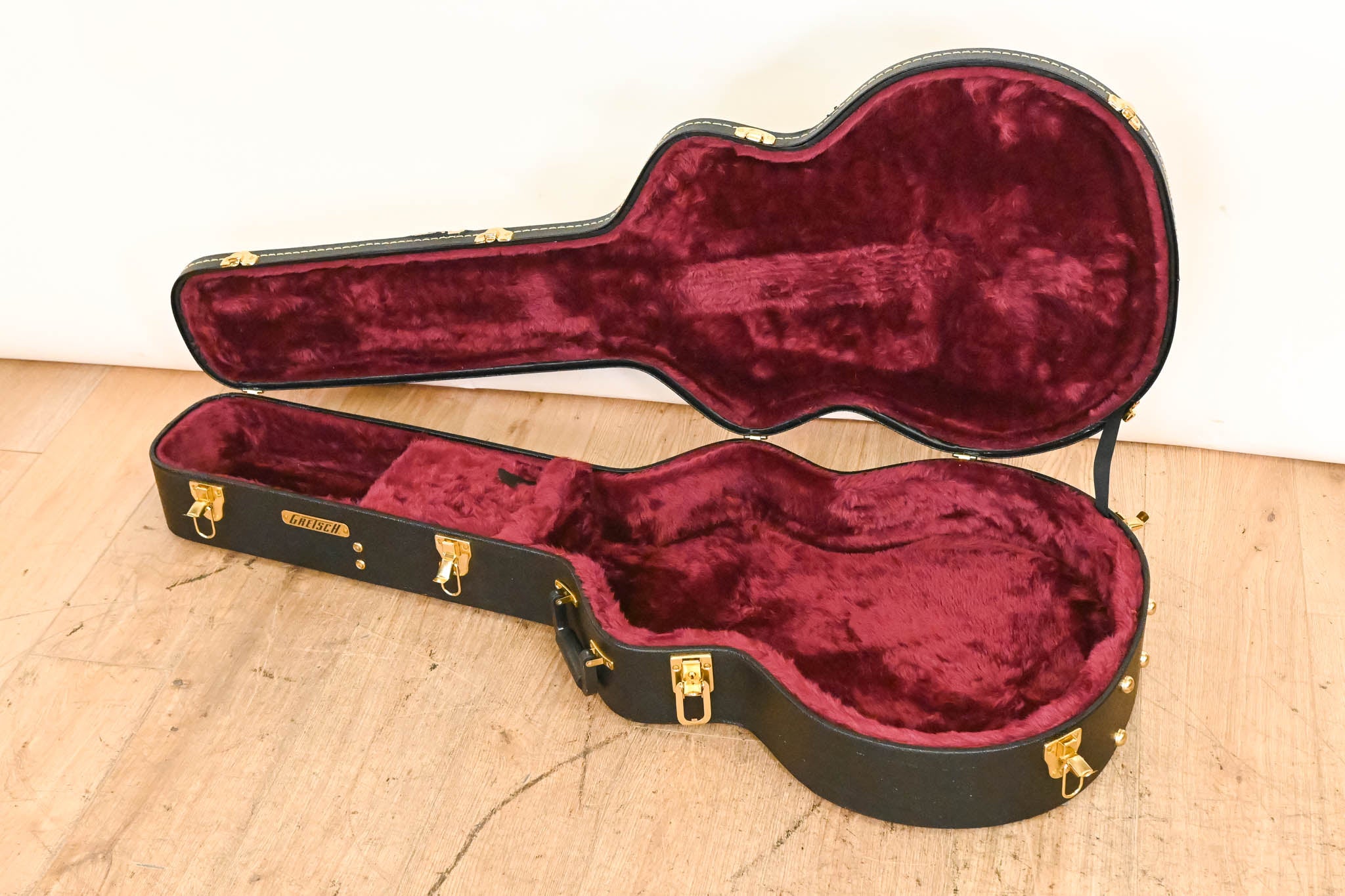 Gretsch G6241 16-inch Deluxe Hollowbody Electric Hardshell Case