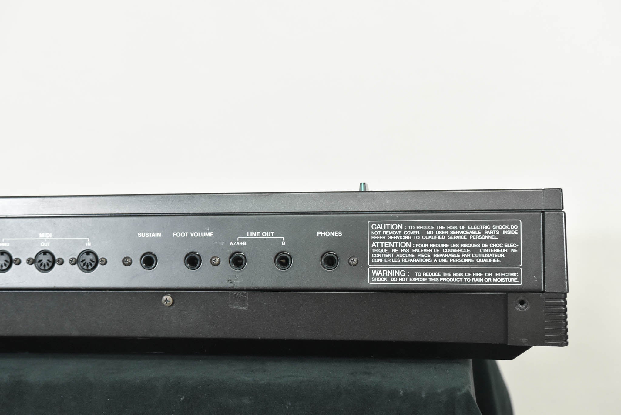 Casio CZ-1 61-Key Keyboard Synthesizer with Carrying Case CG006Q7