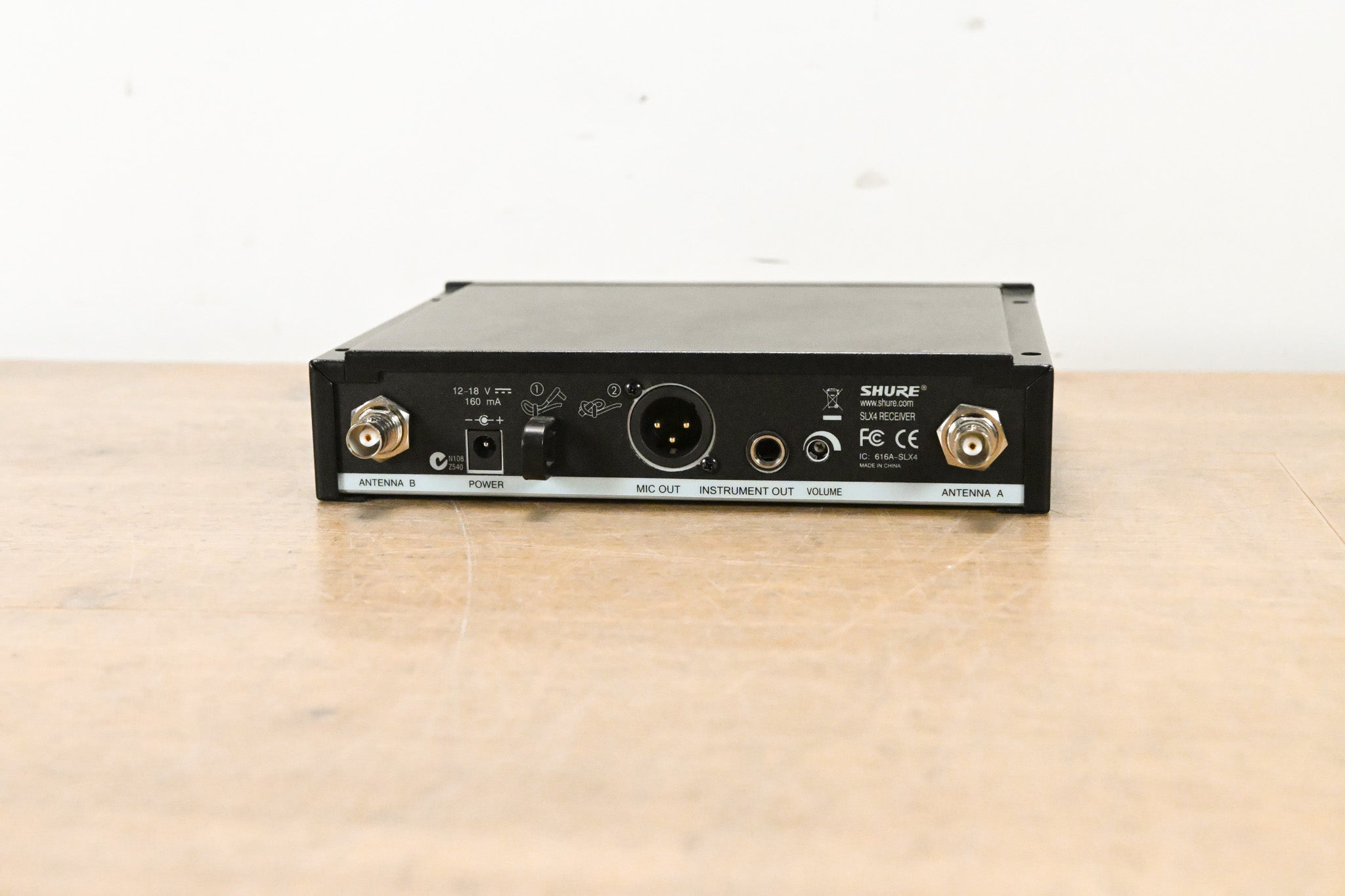 Shure SLX4 Wireless Receiver - J3 Band: 572-596 MHz (NO POWER SUPPLY)