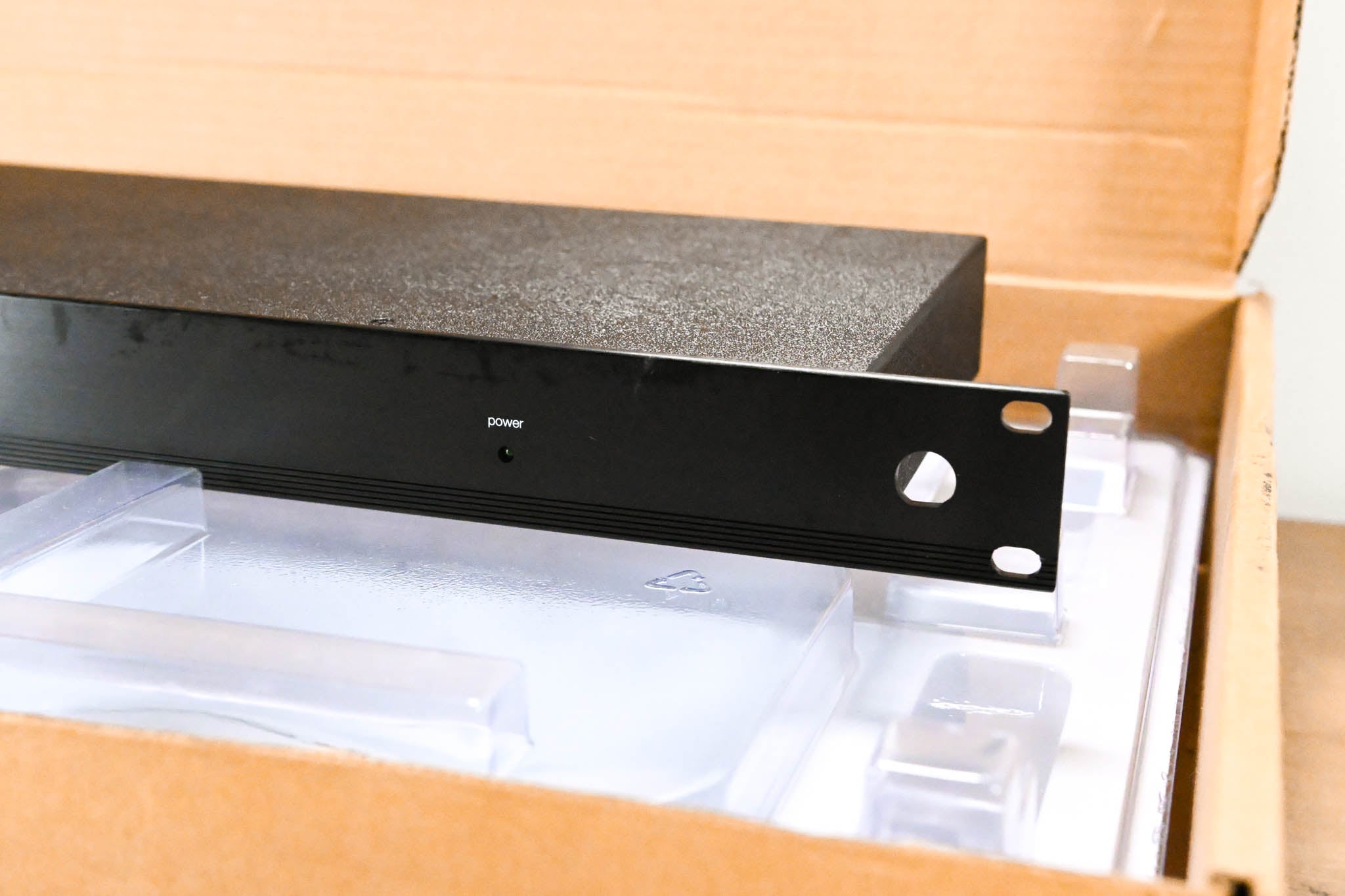 Shure UA844+SWB UHF Wideband Antenna Distribution System