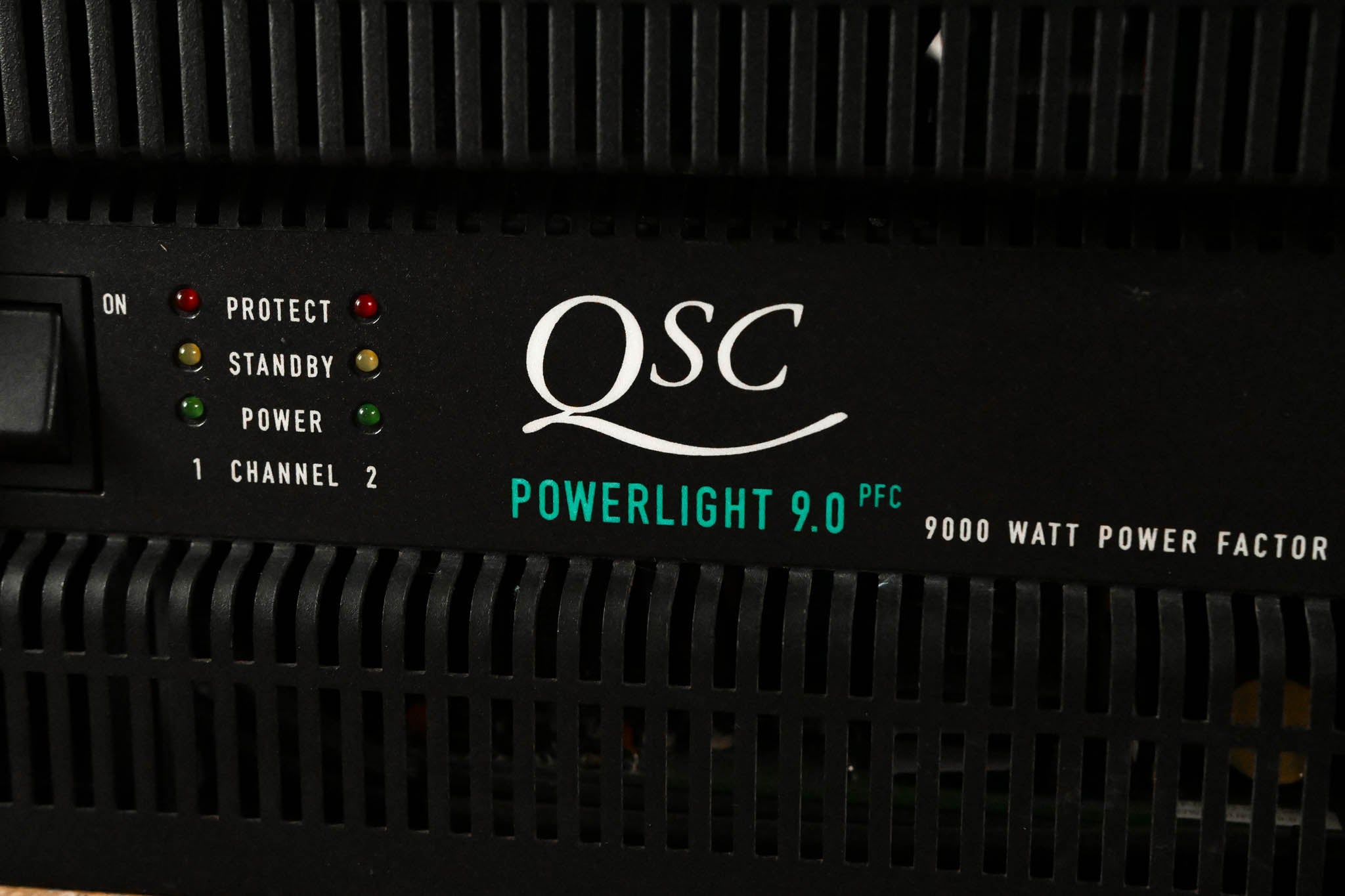 QSC PowerLight 9.0 PFC Power Factor Corrected 2-Channel Power Amplifier