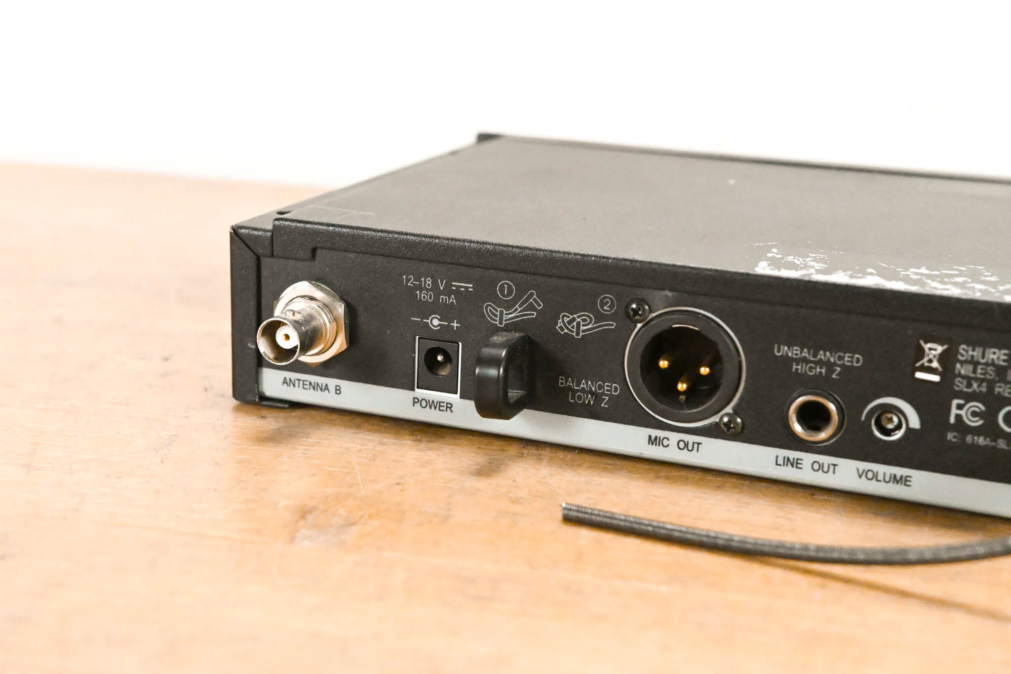Shure SLX4 Wireless Receiver - L4 Band: 638-662 MHz (NO POWER SUPPLY)