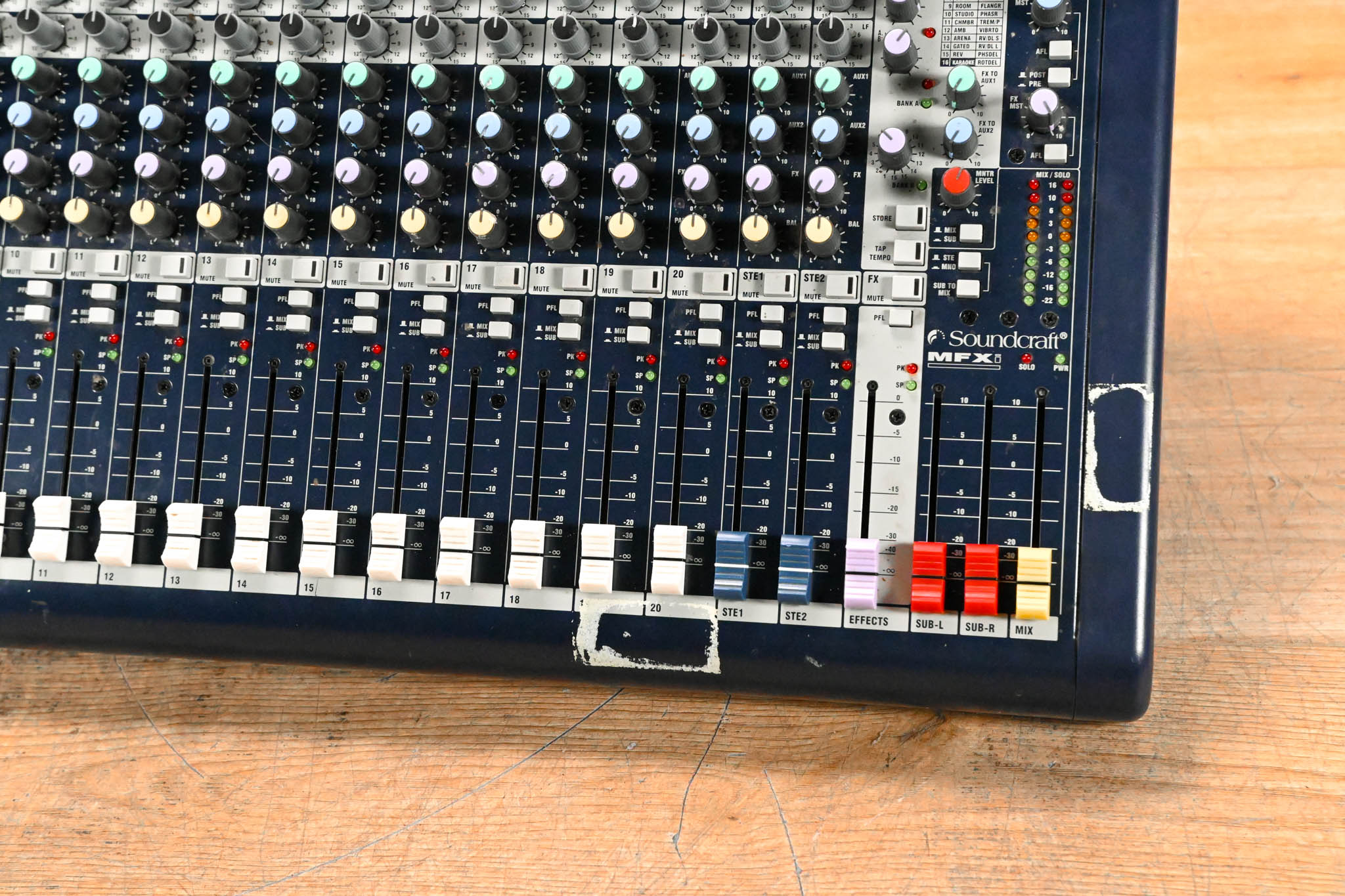 Soundcraft MFXi 20/2 20-Channel Analog Mixer with Effects CG01TRV