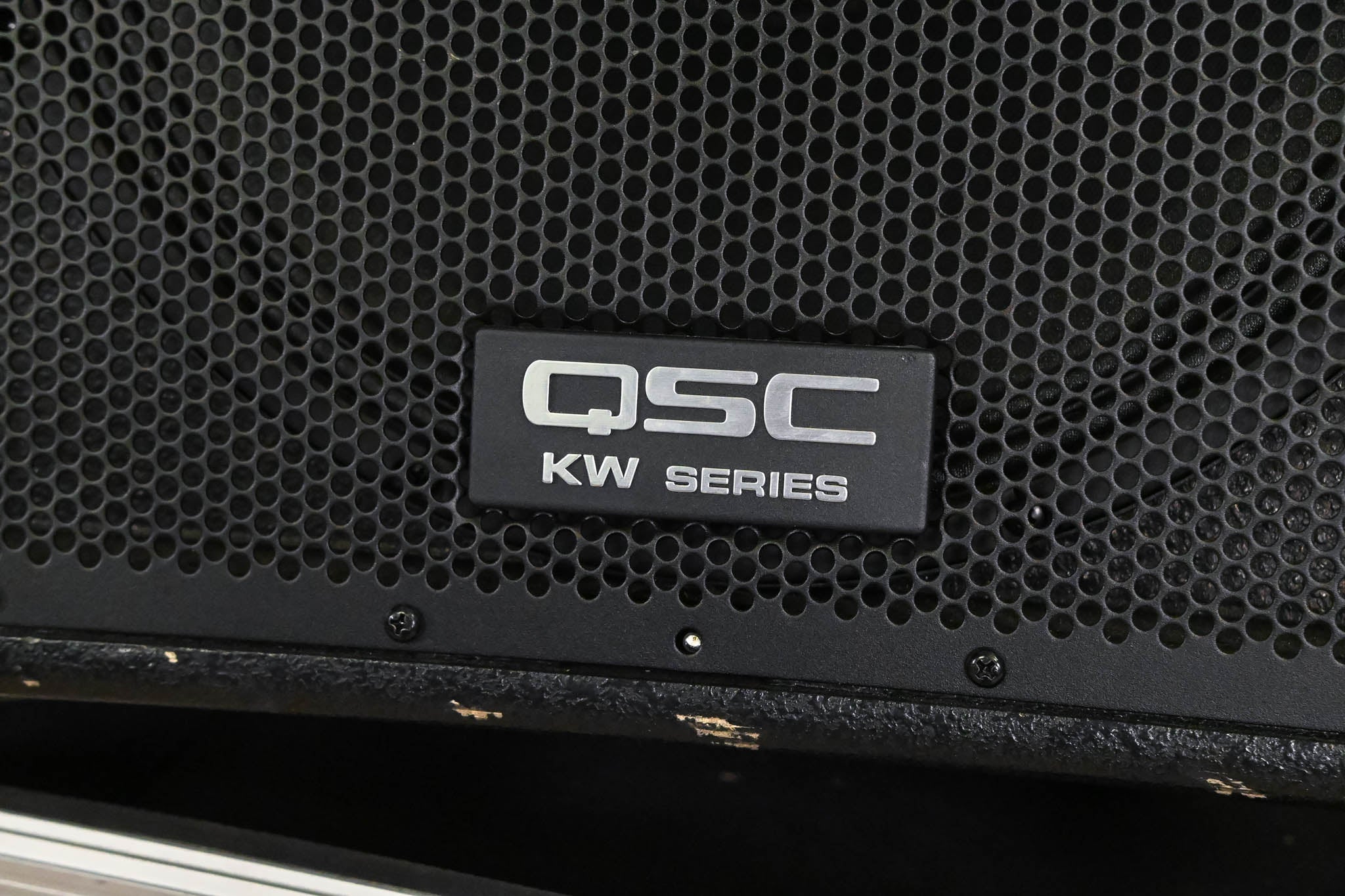 QSC KW152 Active 15" 2-Way Powered Speaker (PAIR) with Road Case