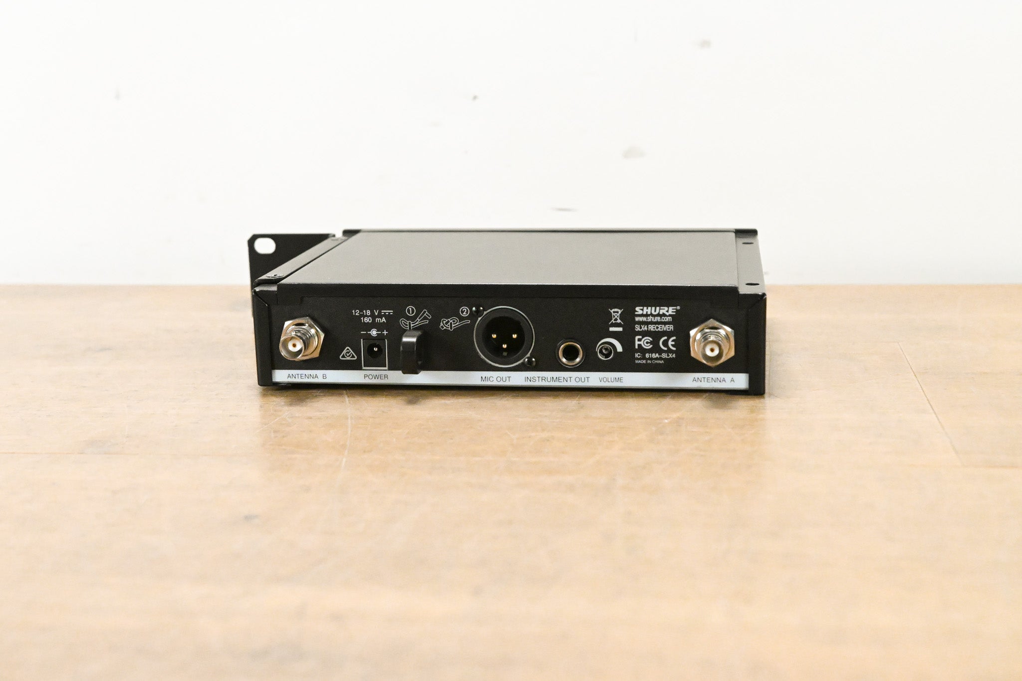 Shure SLX4 Wireless Receiver - G4 Band: 470-494 MHz (NO POWER SUPPLY)