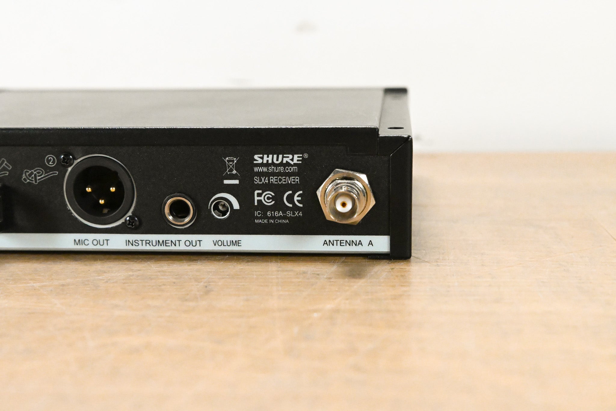 Shure SLX4 Wireless Receiver - J3 Band: 572-596 MHz (NO POWER SUPPLY)