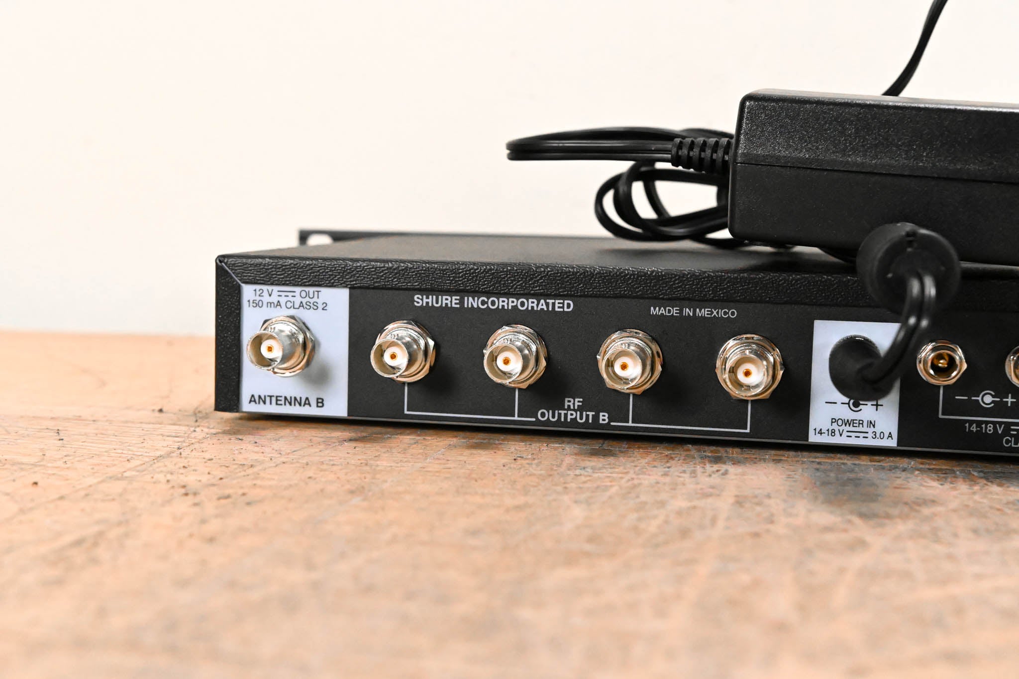 Shure UA844SWB Antenna Distribution System - 470-952 MHz