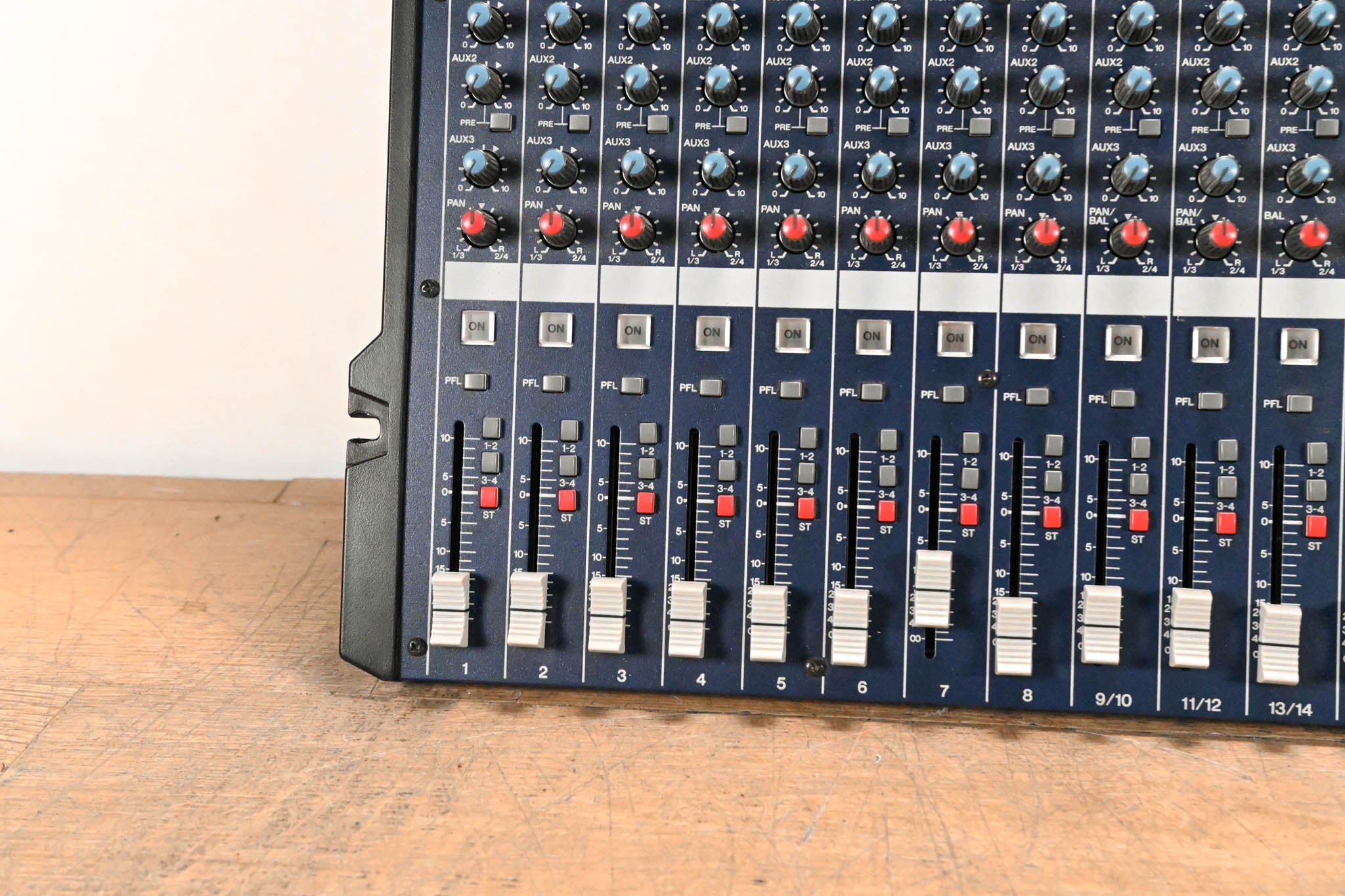 Yamaha MG166C 16-Channel Mixing Console