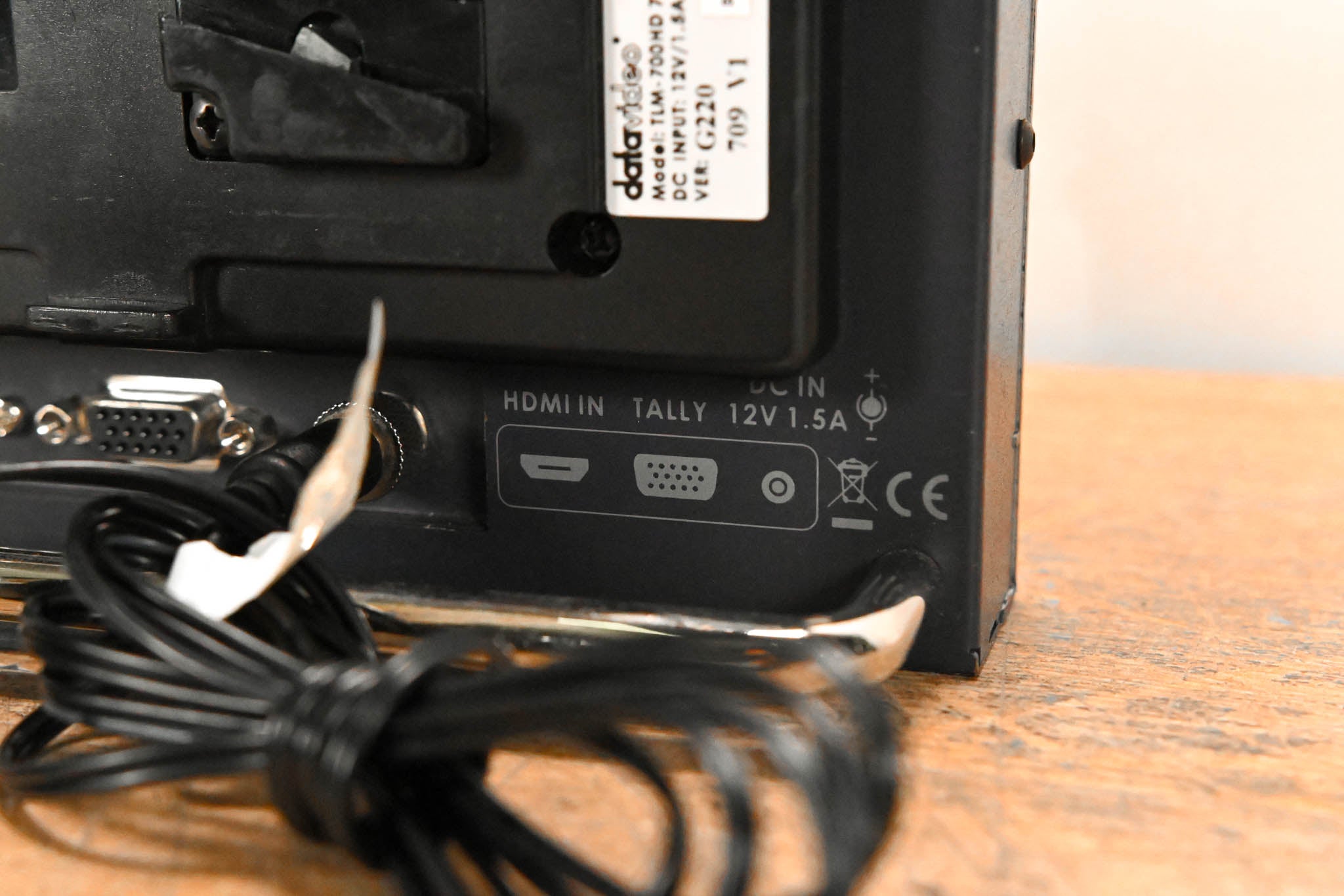Datavideo TLM-700HD 7" HD/SD TFT LCD Monitor w/ V-Mount Battery Adapter