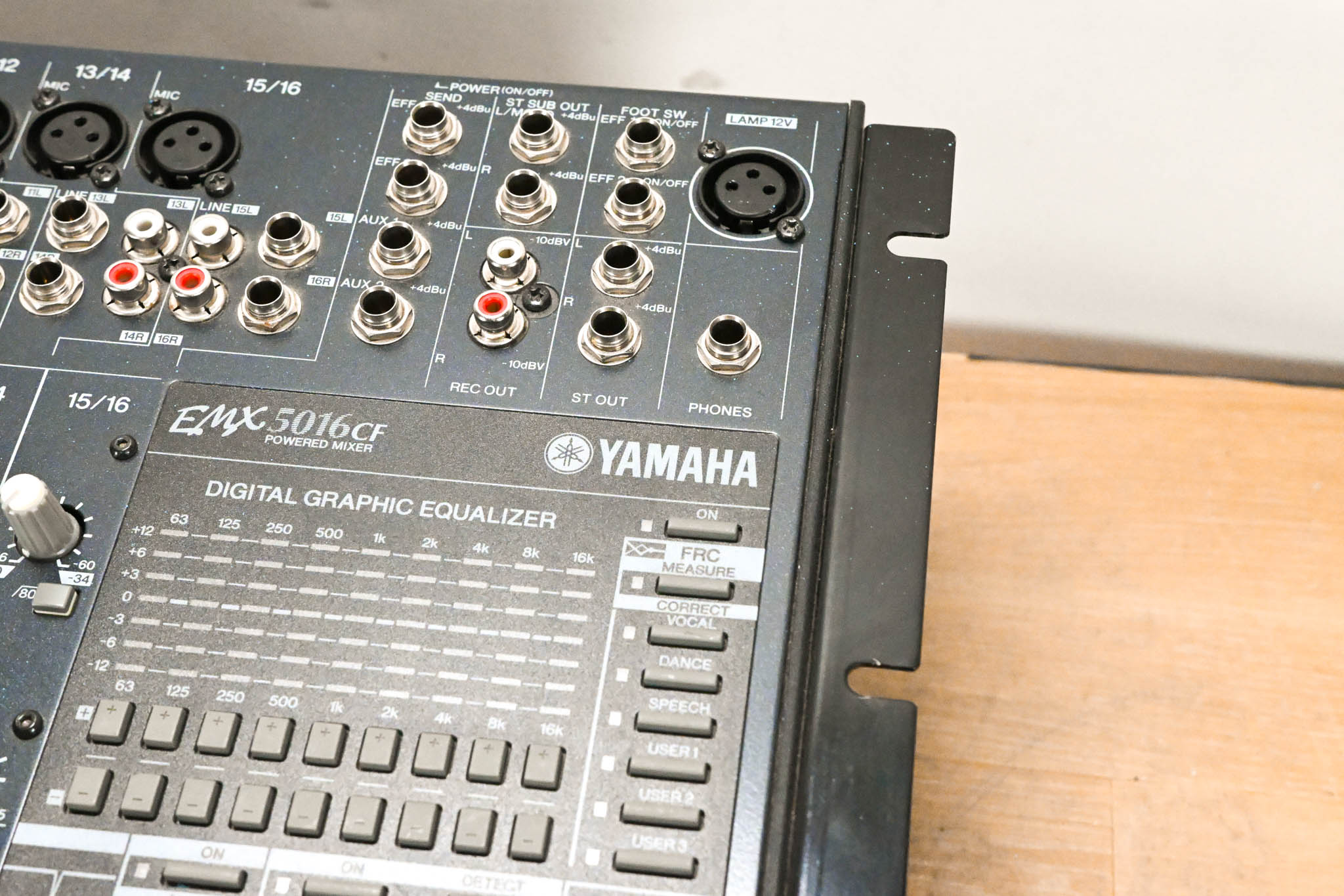 Yamaha EMX5016CF 16-Channel 1000W Power Mixer