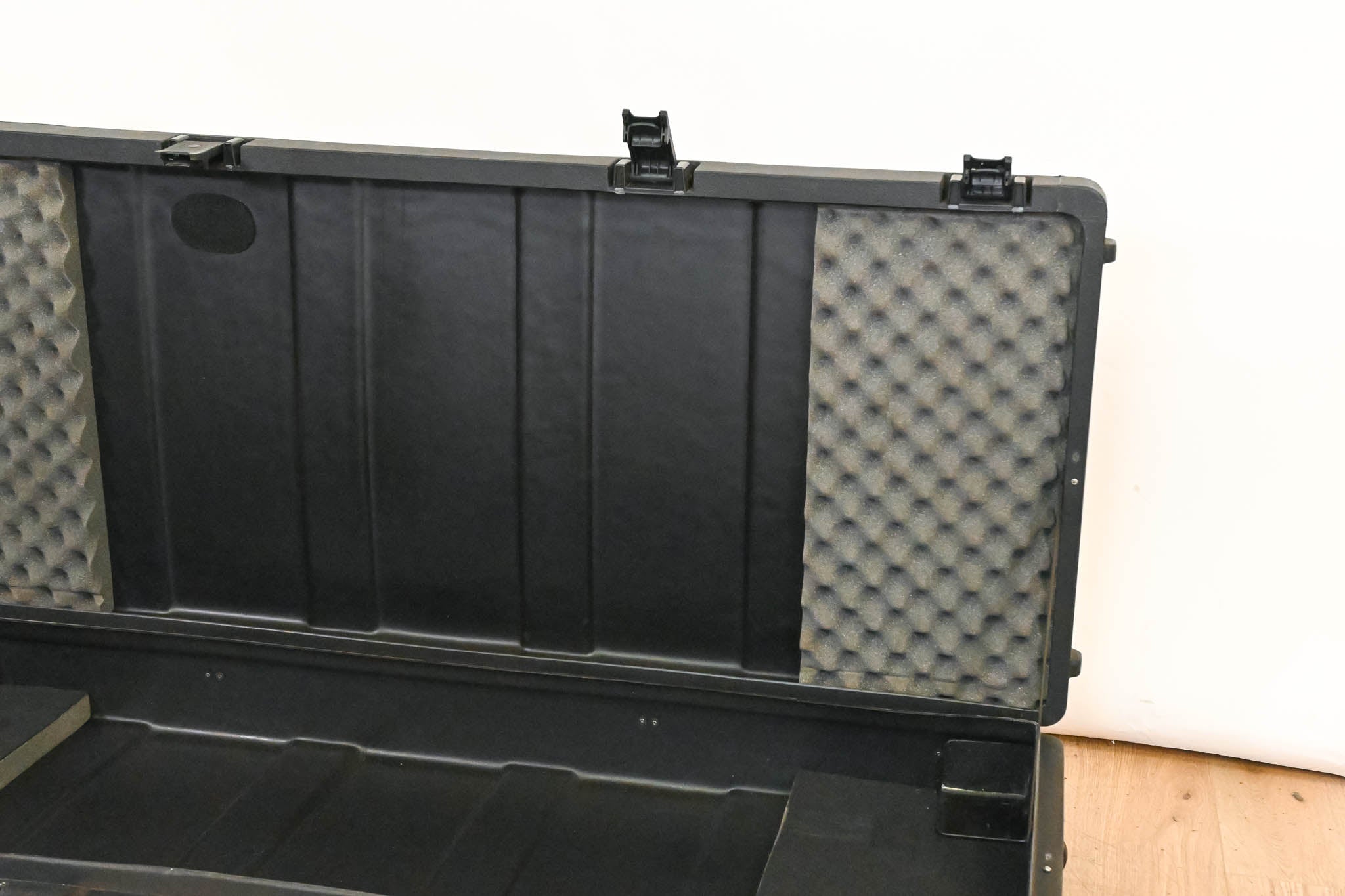 SKB 1SKB-R5220W Hardshell 76-Key Keyboard Case with Wheels