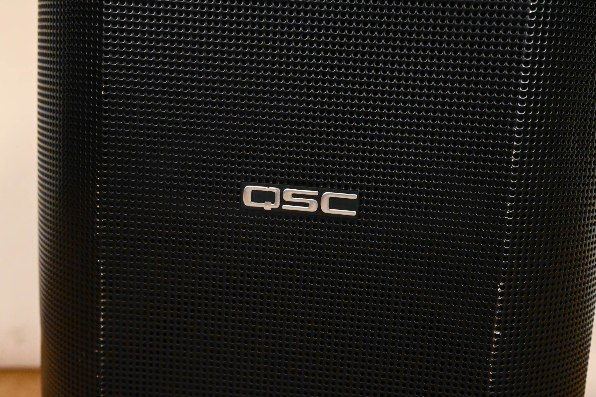 QSC I-82H 8" 2-Way 200-Watt Passive PA Speaker