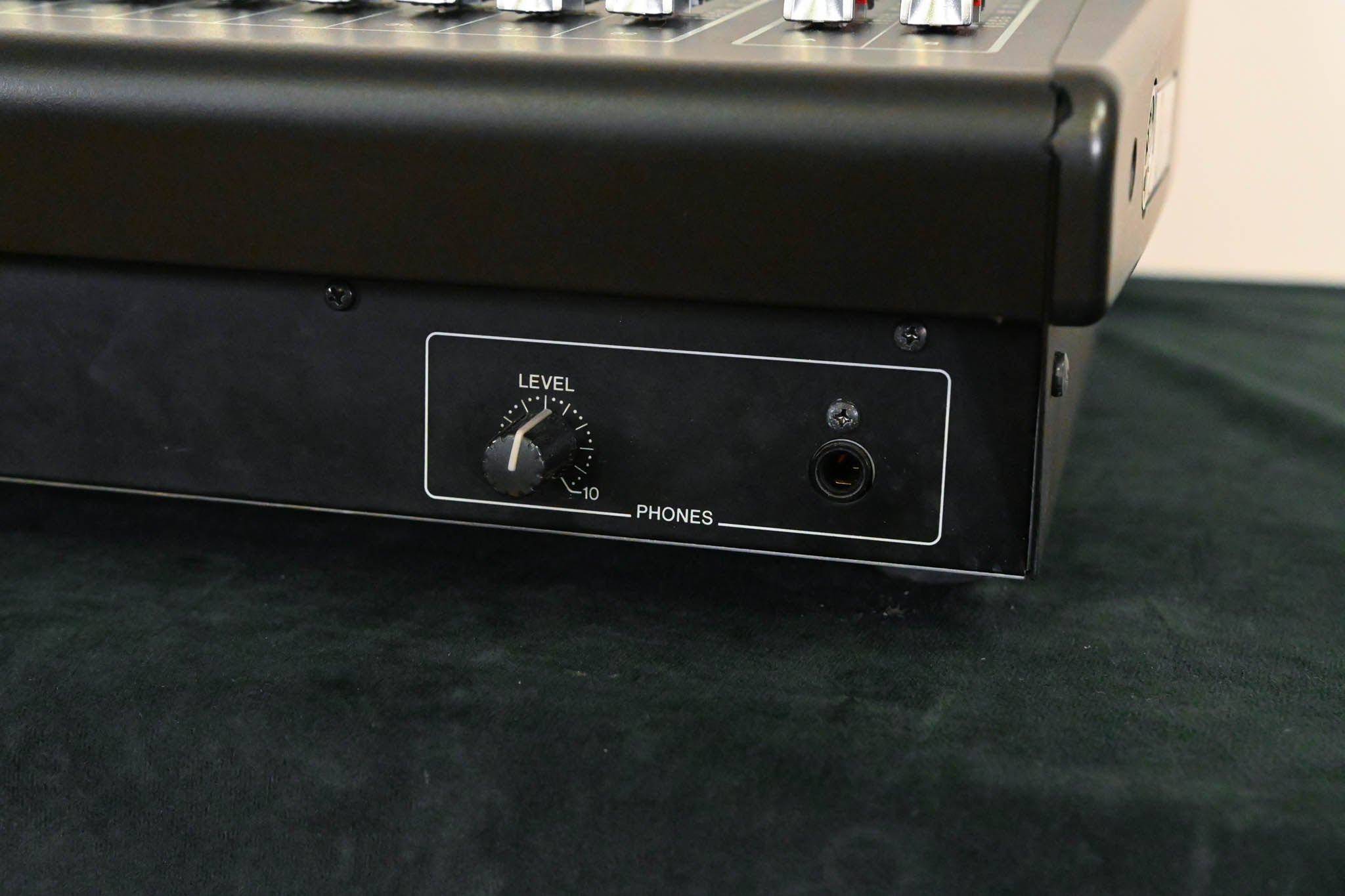 Yamaha QL5 64-Channel Digital Audio Mixing Console