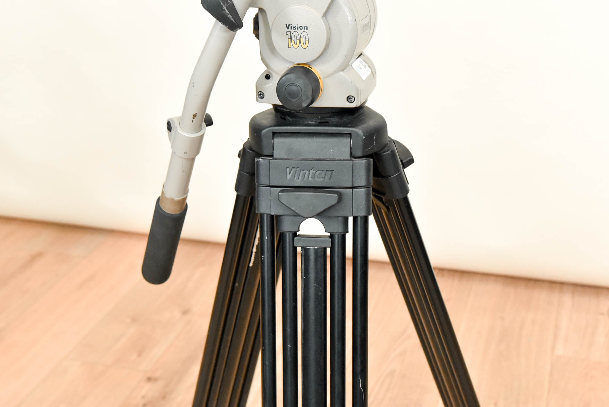 Vinten Vision 100 Fluid Head with Aluminum Tripod