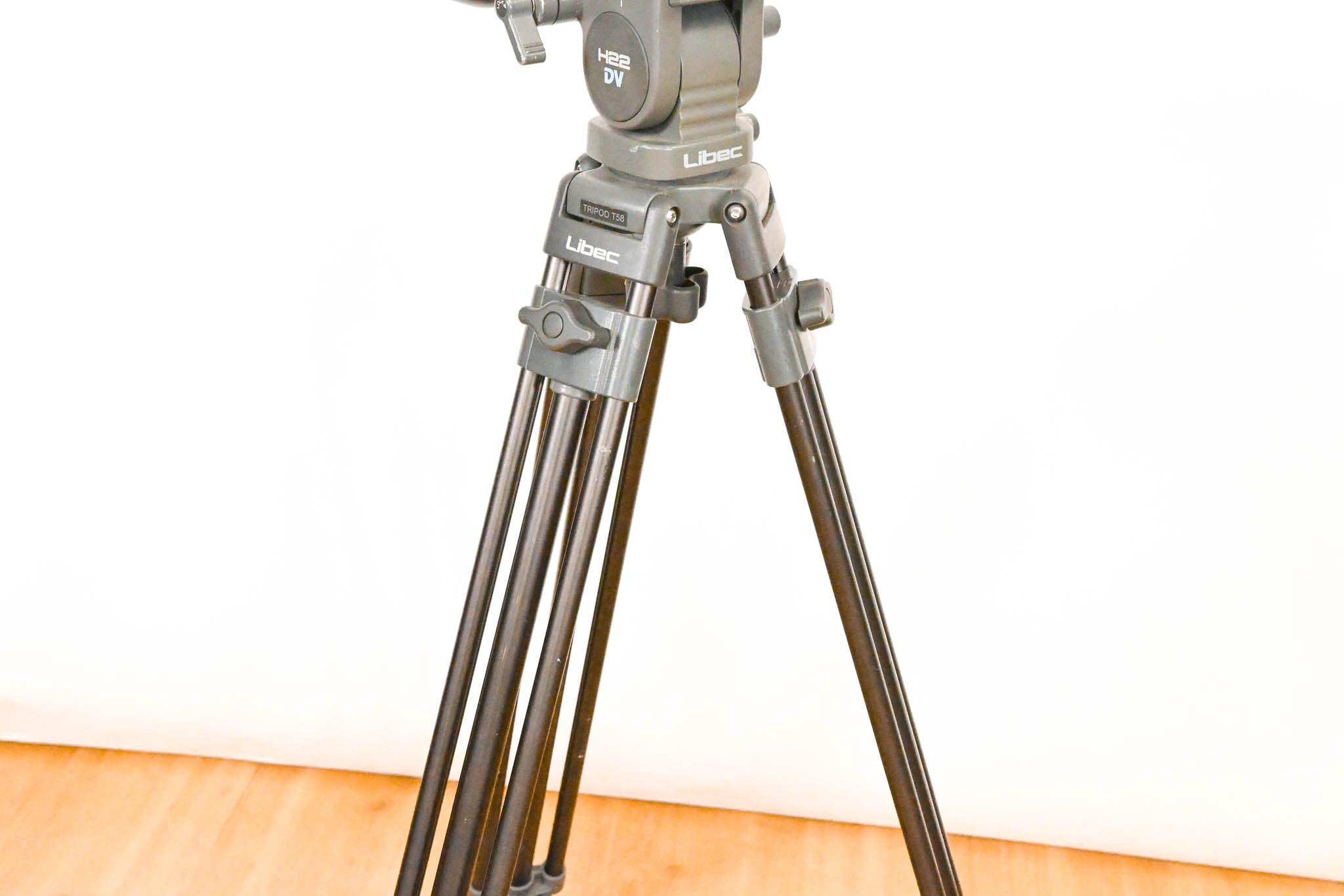 Libec H22 DV Fluid Head with T58 Tripod Legs