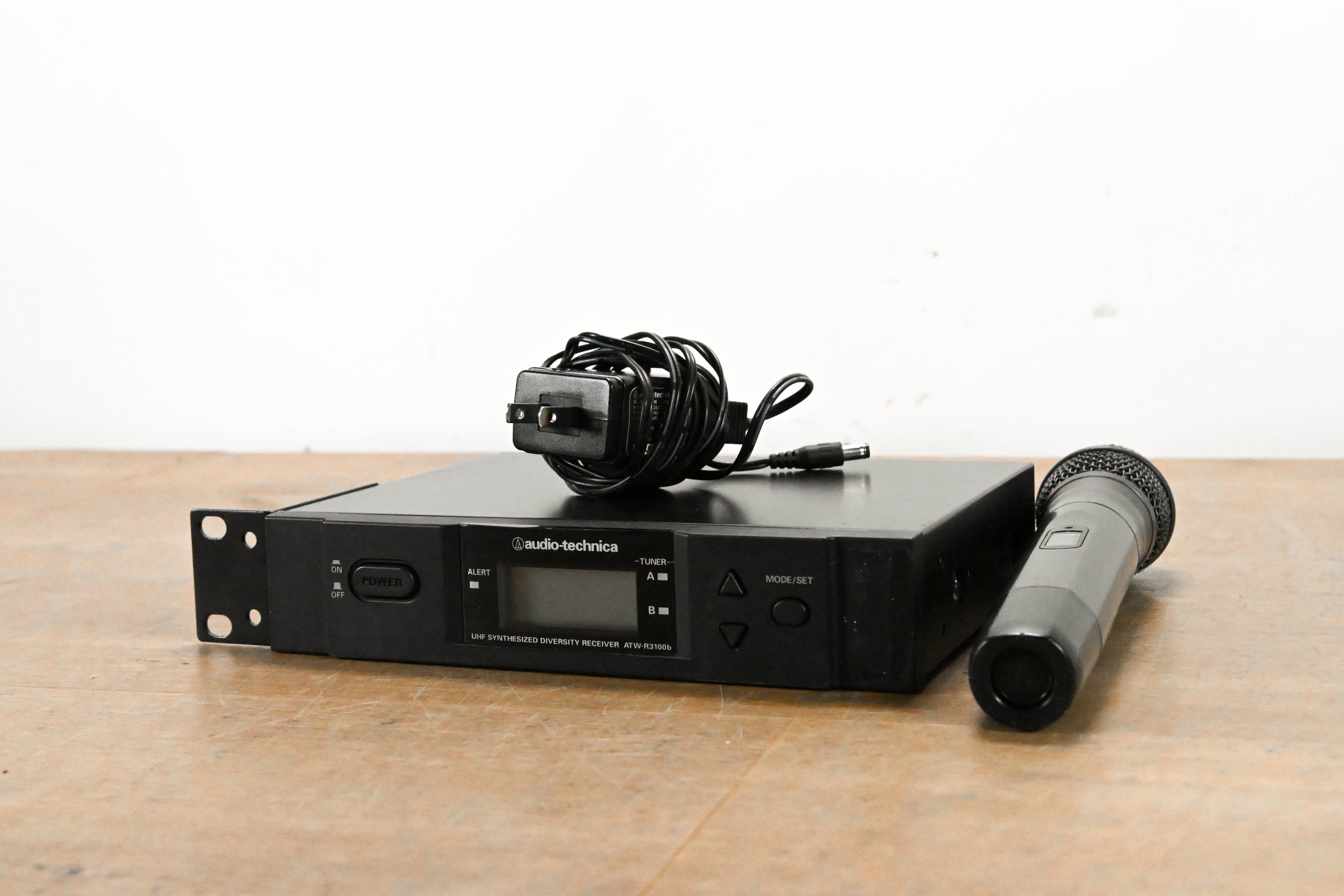 Audio-Technica ATW-R3100bC Receiver w/ ATW-T341bC Mic 541-566 MHz