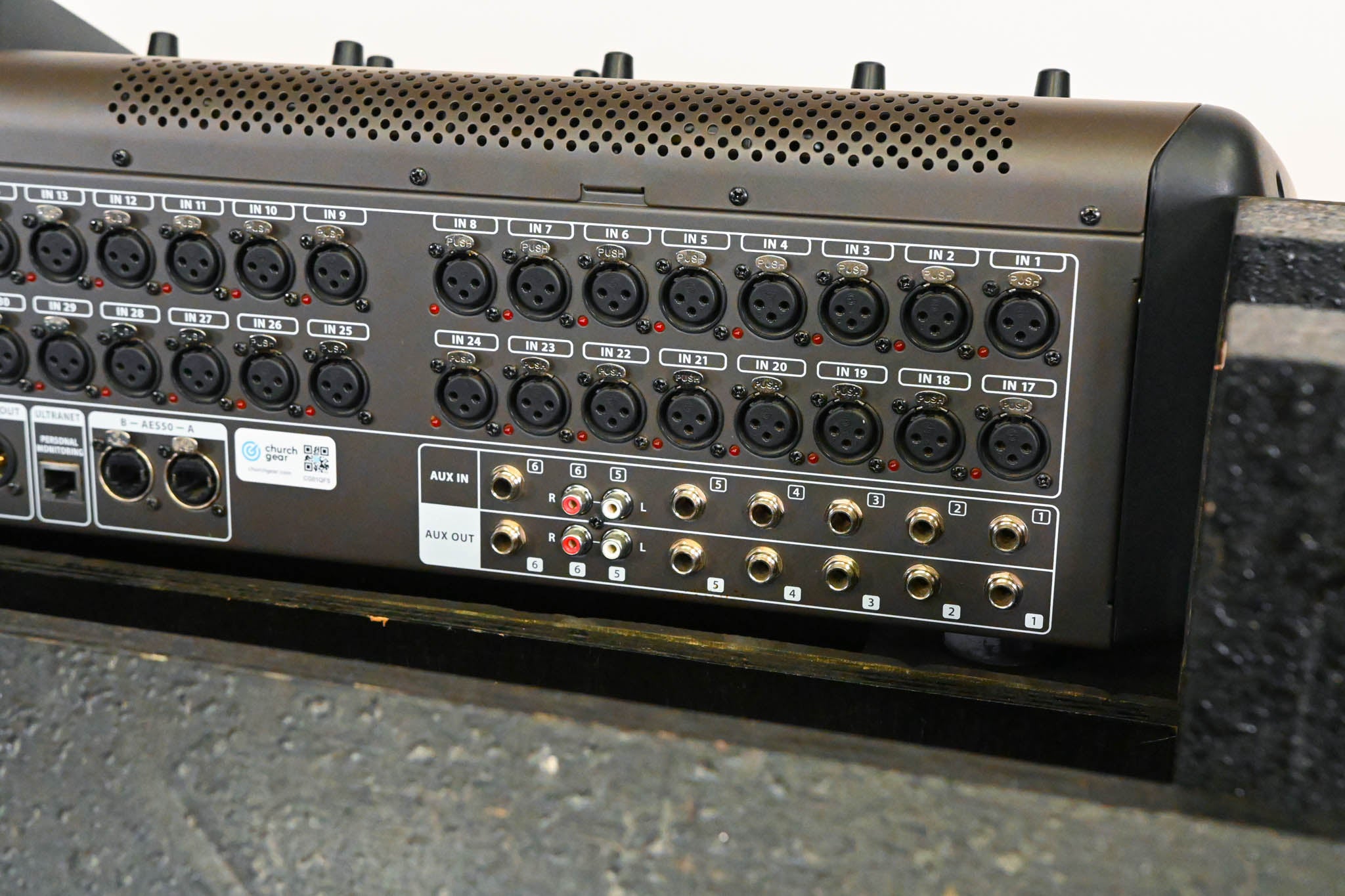 Behringer X32 40-Channel Digital Mixing Console with Road Case